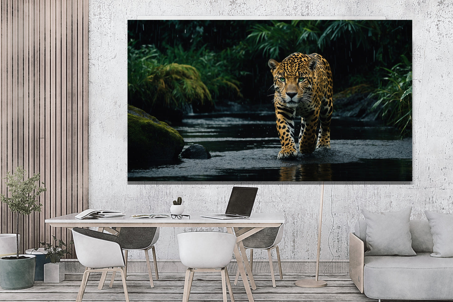 Poster eines Jaguars mit grünen Augen im dunklen Wasser an heller Wand mit Holzpaneelen über einem Arbeitstisch mit Laptop