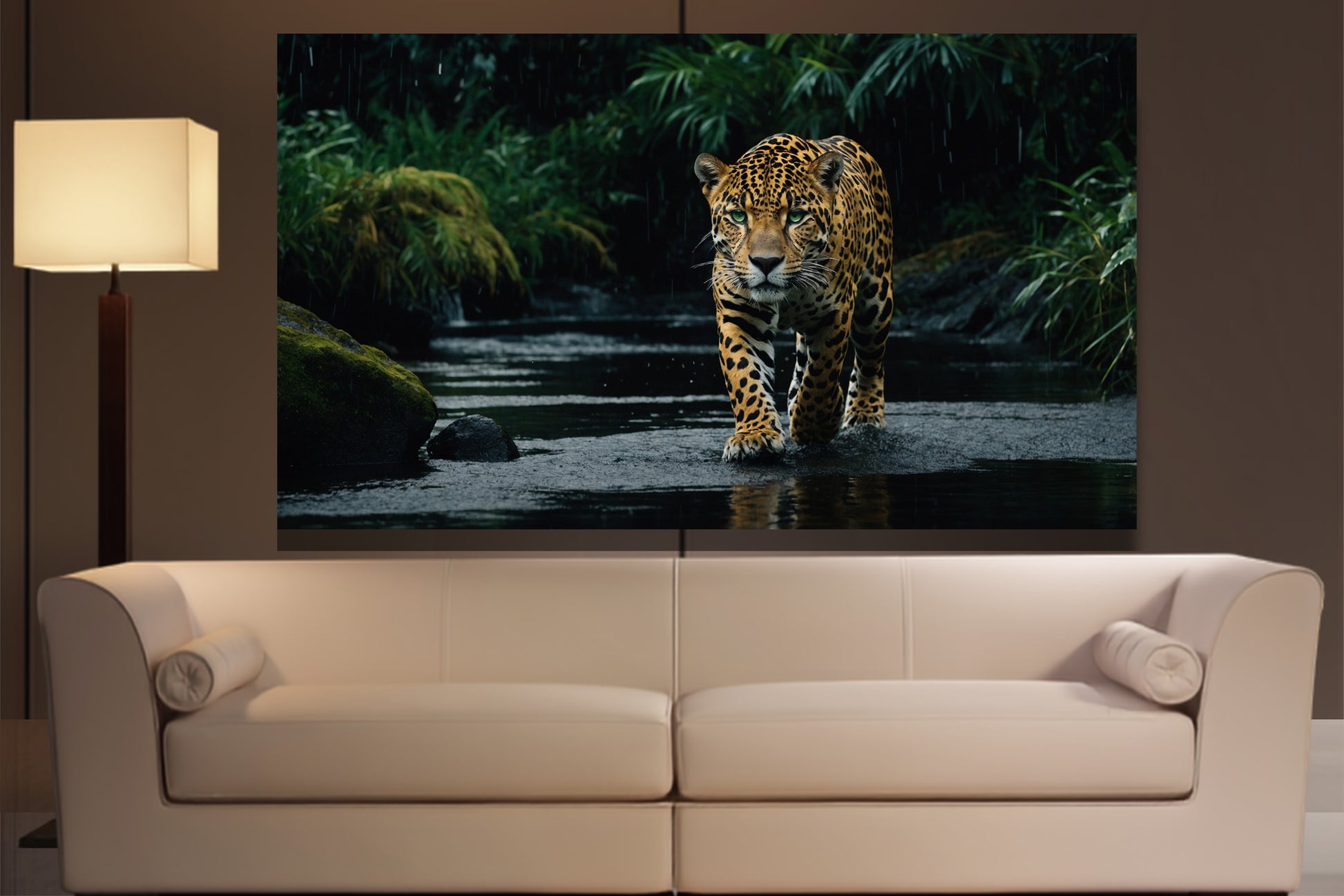 Poster eines Jaguars mit grünen Augen in dunklem Wasser an dunkler Wand über einem hellen Sofa neben einer eleganten Stehlampe