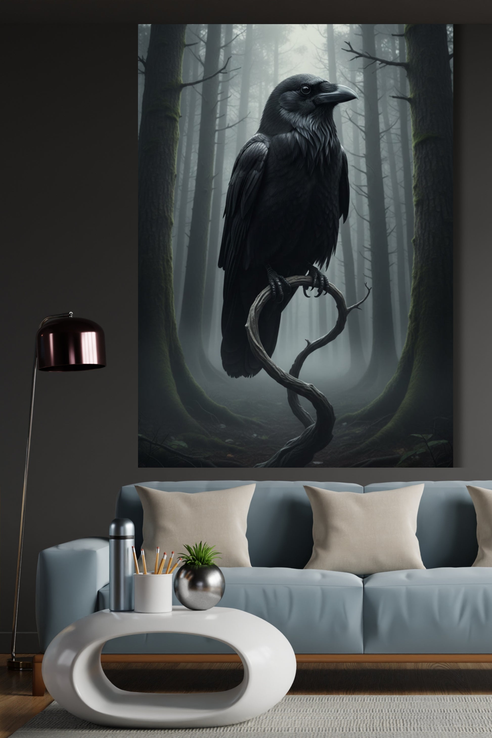 Poster einer Krähe im Nebelwald an grauer Wand über einem hellblauen Sofa und einem modernen weissen Tisch