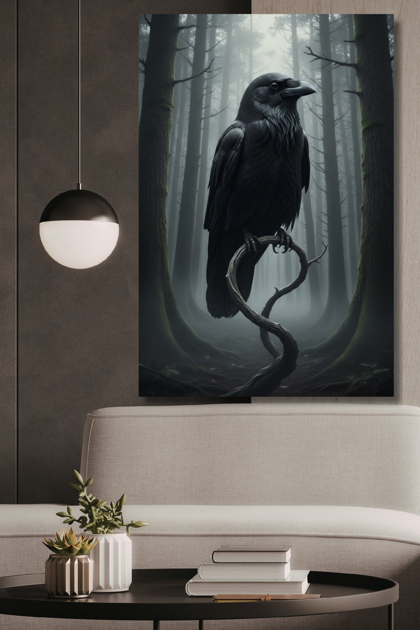 Poster einer Krähe im Nebelwald an einer dunklen Wand neben einer Pendelleuchte über einem weissen Sofa