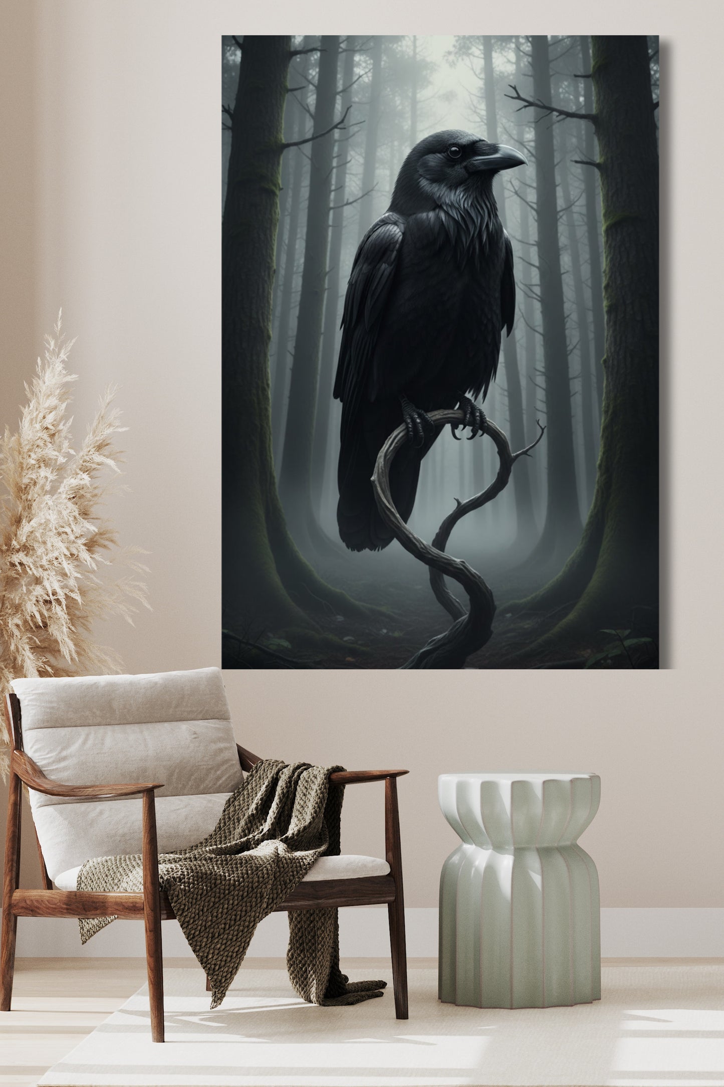 Poster einer Krähe im Nebelwald an einer hellen Wand über einem weissen Stuhl mit einer Decke als Dekoration