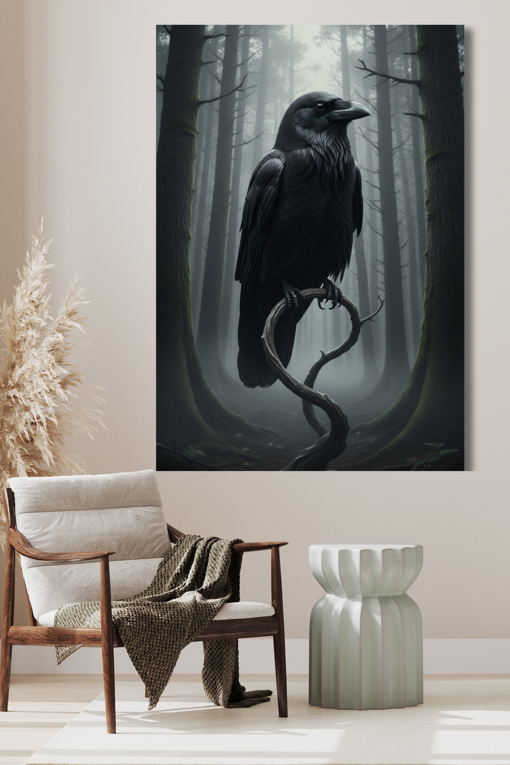 Poster einer Krähe im Nebelwald an einer hellen Wand über einem weissen Stuhl mit einer Decke als Dekoration