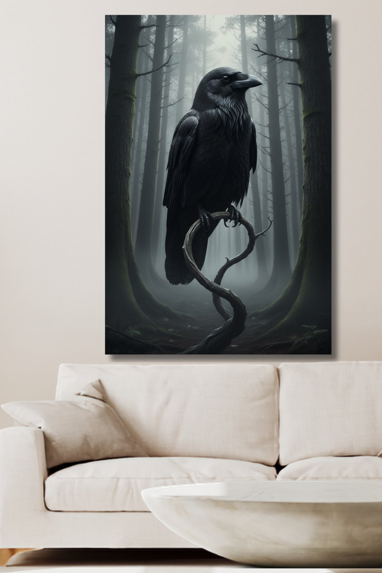 Poster einer Krähe im Nebelwald an einer hellen Wand über einem weissen Sofa