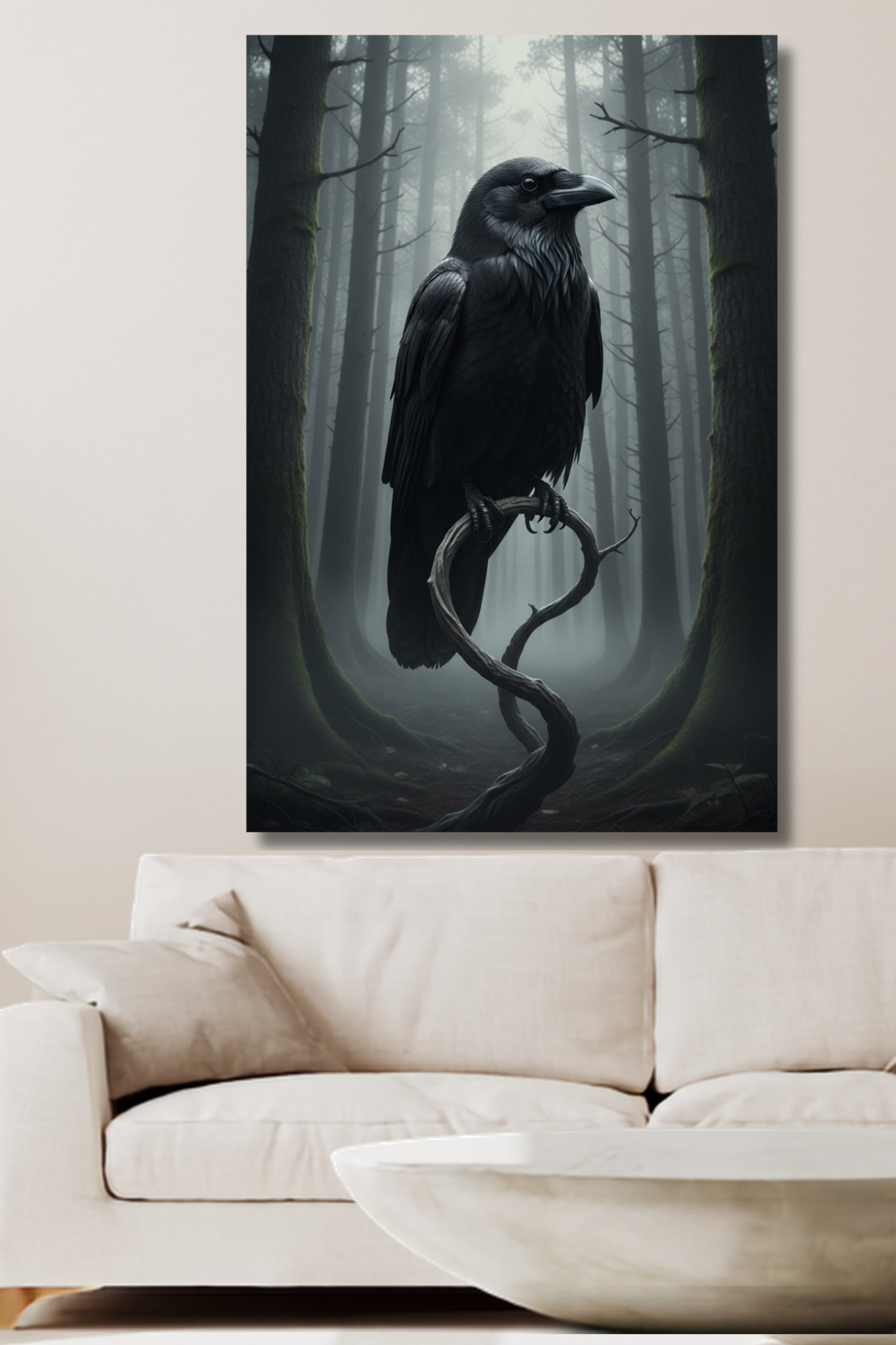 Poster einer Krähe im Nebelwald an einer hellen Wand über einem weissen Sofa