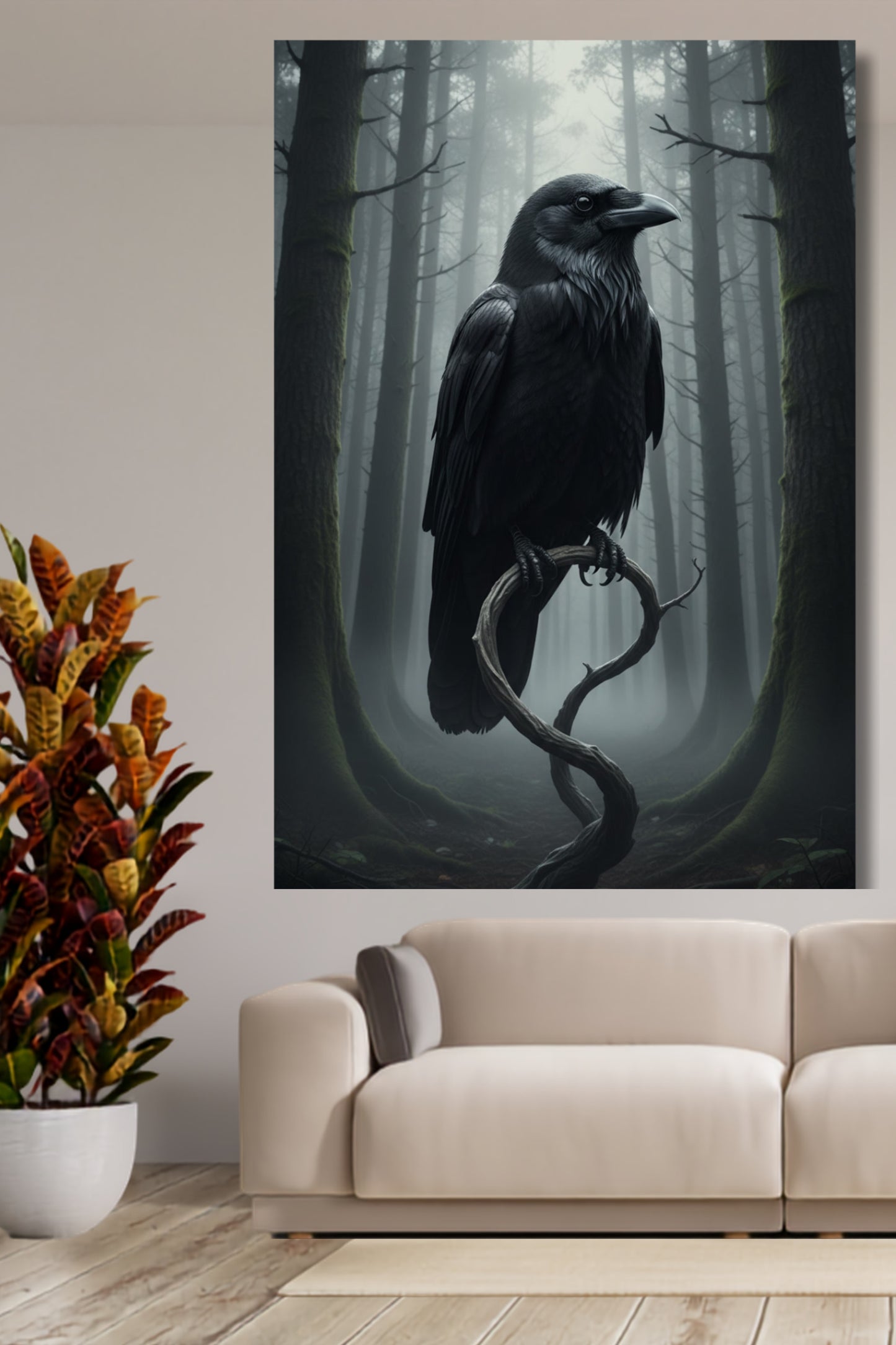Poster einer Krähe im Nebelwald an einer hellen Wand über einem weissen Sofa neben einer grossen Pflanze im Topf 