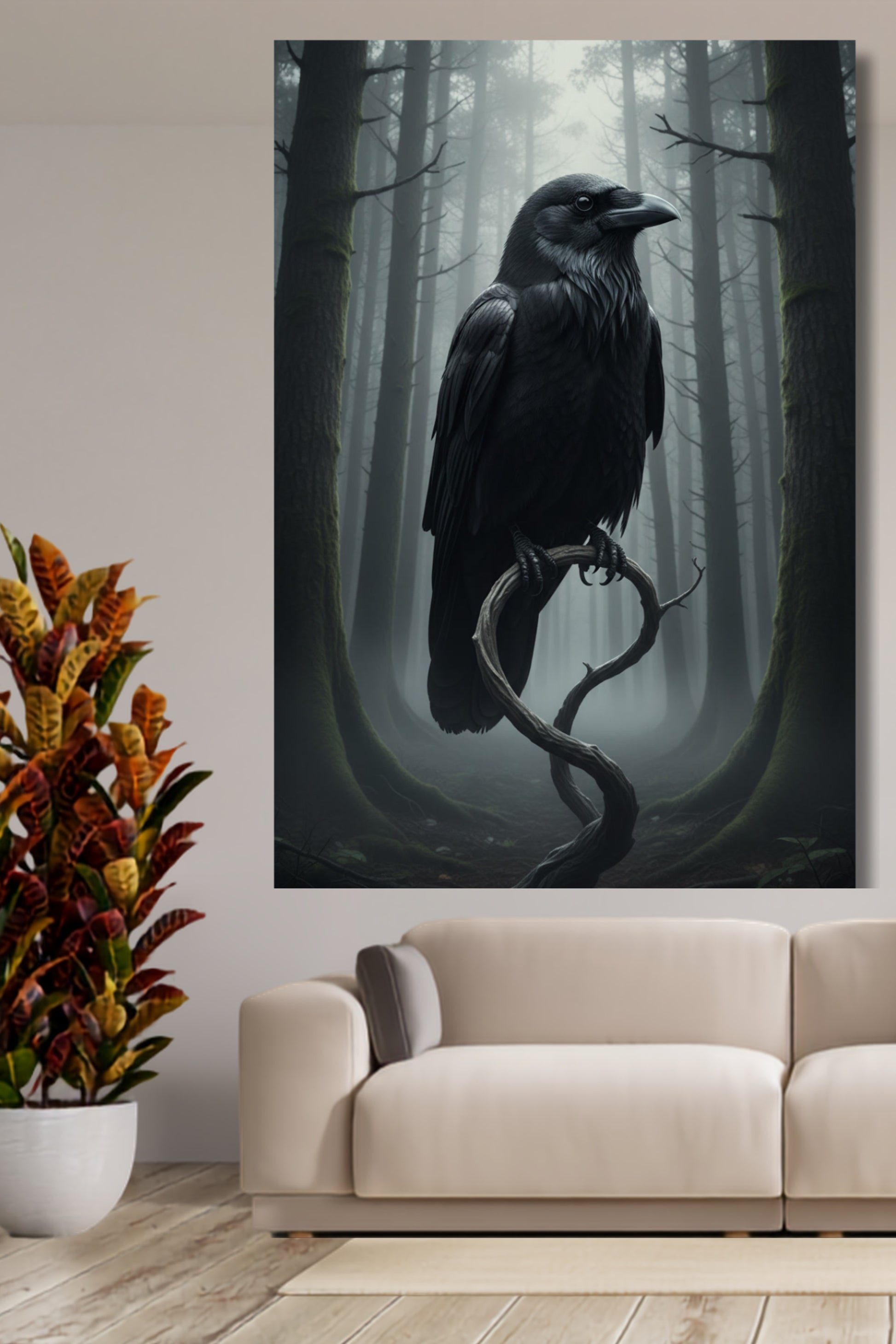 Poster einer Krähe im Nebelwald an einer hellen Wand über einem weissen Sofa neben einer grossen Pflanze im Topf 