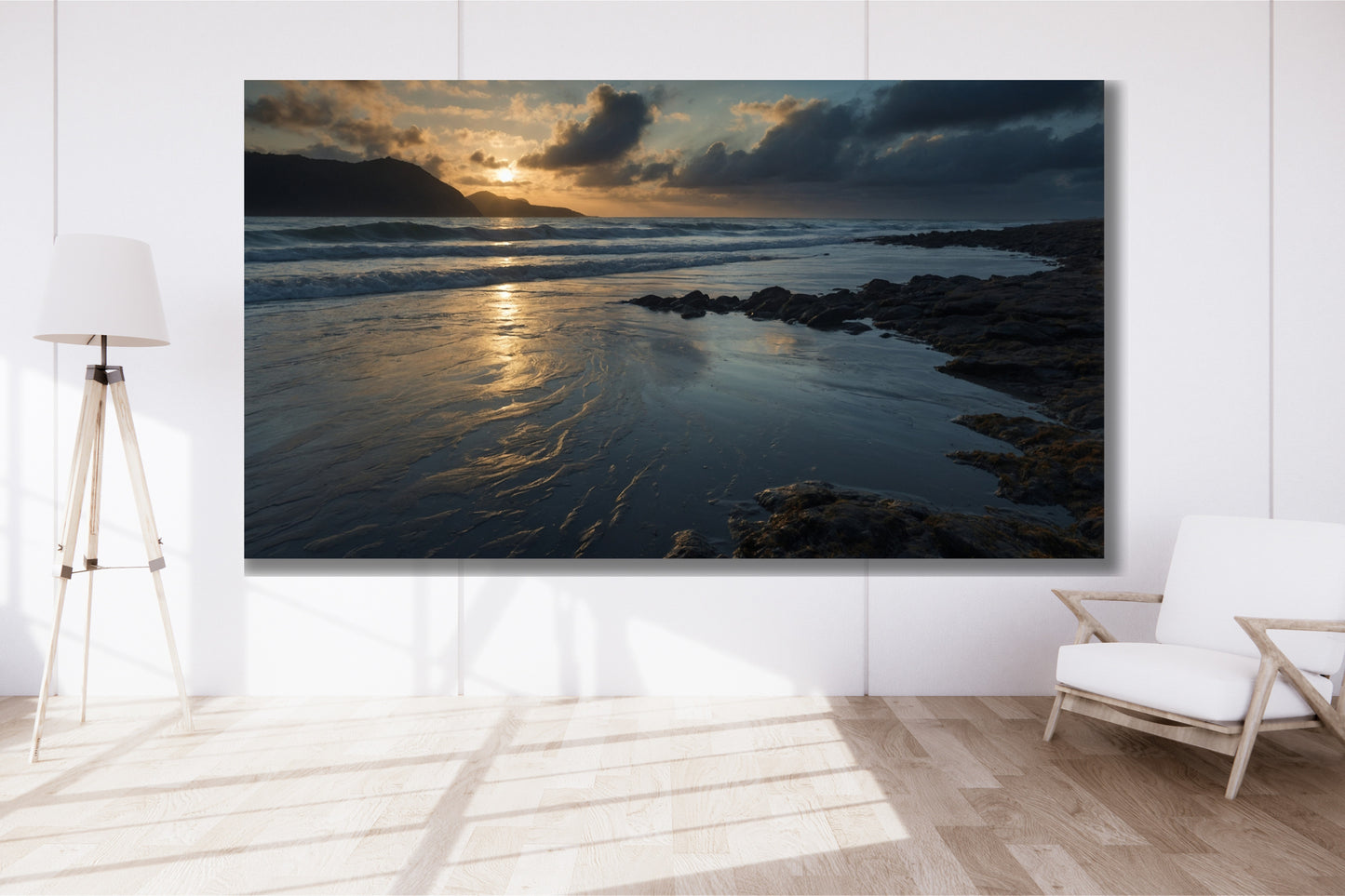Poster einer Meereslandschaft in der Dämmerung in einem hellen Wohnzimmer mit weißer Wand, Stehlampe, hellem Sessel und natürlichem Lichteinfall.