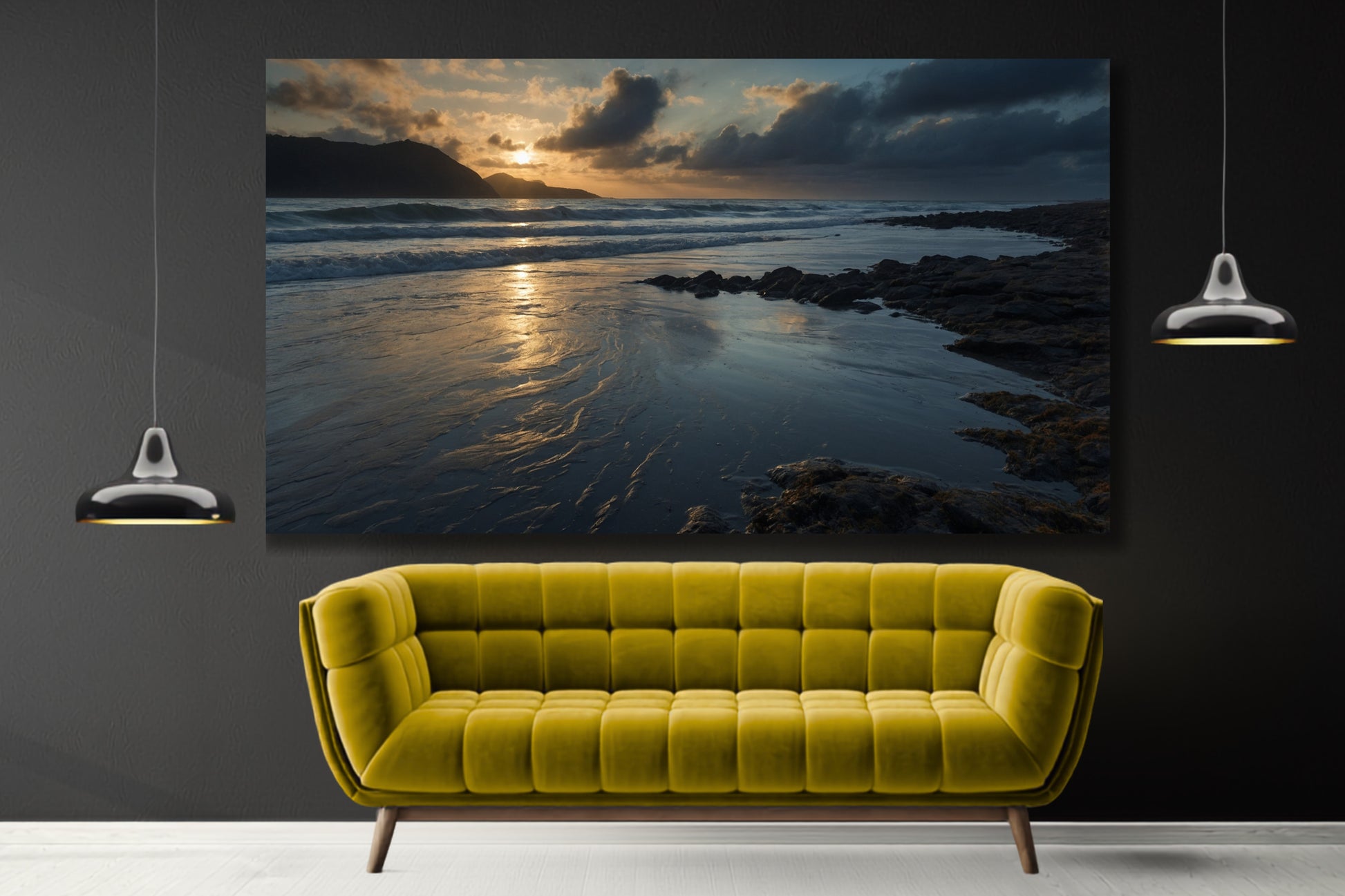 Poster einer Meereslandschaft in der Dämmerung über einem gelben Sofa in einem modernen Wohnzimmer mit schwarzer Wand und zwei Pendelleuchten.
