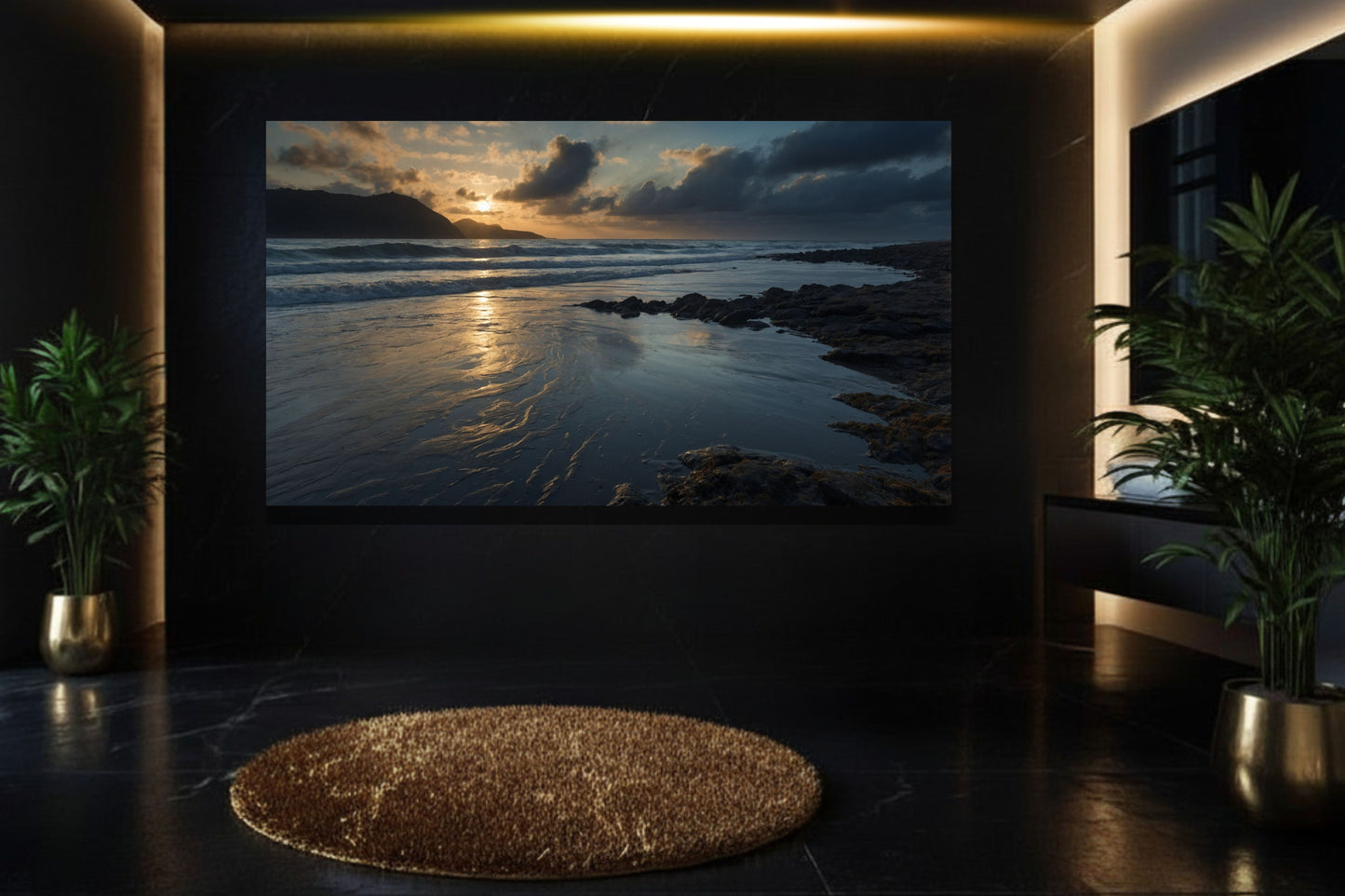 Weites Landschaftsposter mit Küste und ruhigem Meer in elegantem Badezimmer mit goldfarbenem Teppich, Grünflanzen und dunkler Wand mit indirekter Beleuchtung