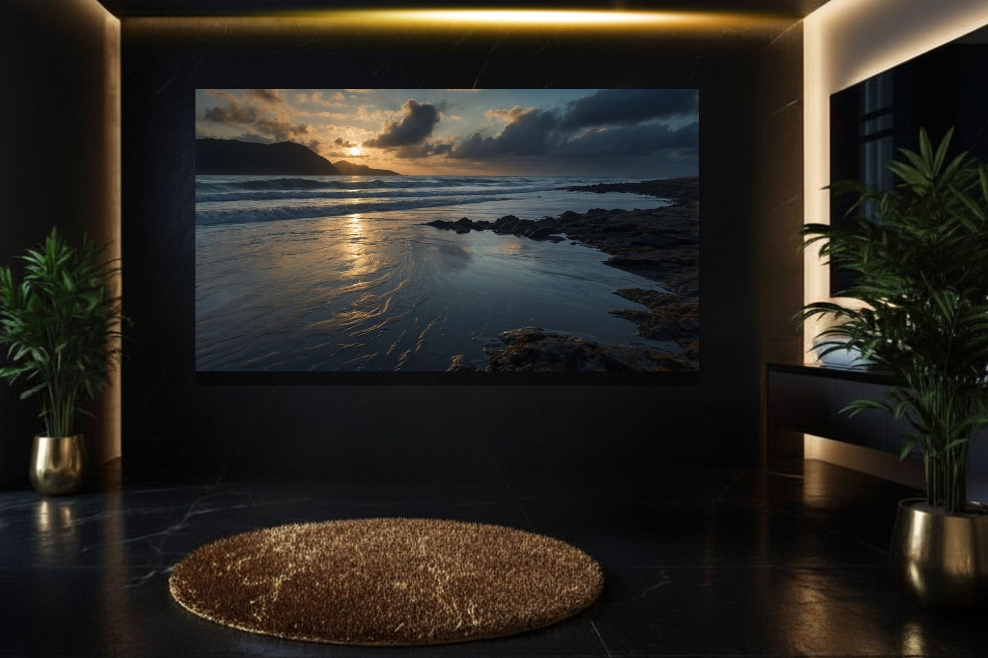 Weites Landschaftsposter mit Küste und ruhigem Meer in elegantem Badezimmer mit goldfarbenem Teppich, Grünflanzen und dunkler Wand mit indirekter Beleuchtung
