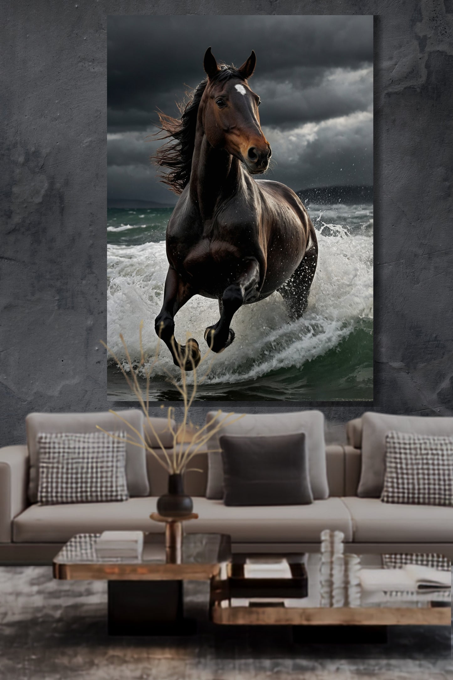 Poster eines Pferdes in den Wellen an einer dunklen marmorierten Wand über einem hellen Sofa in einem eleganten Wohnzimmer