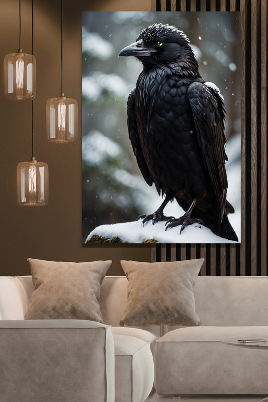 Poster Rabe mit grünem Auge im Winter als Wandkunst über einem hellen Sofa vor einer Holzlamellenwand mit warmen Hängeleuchten.