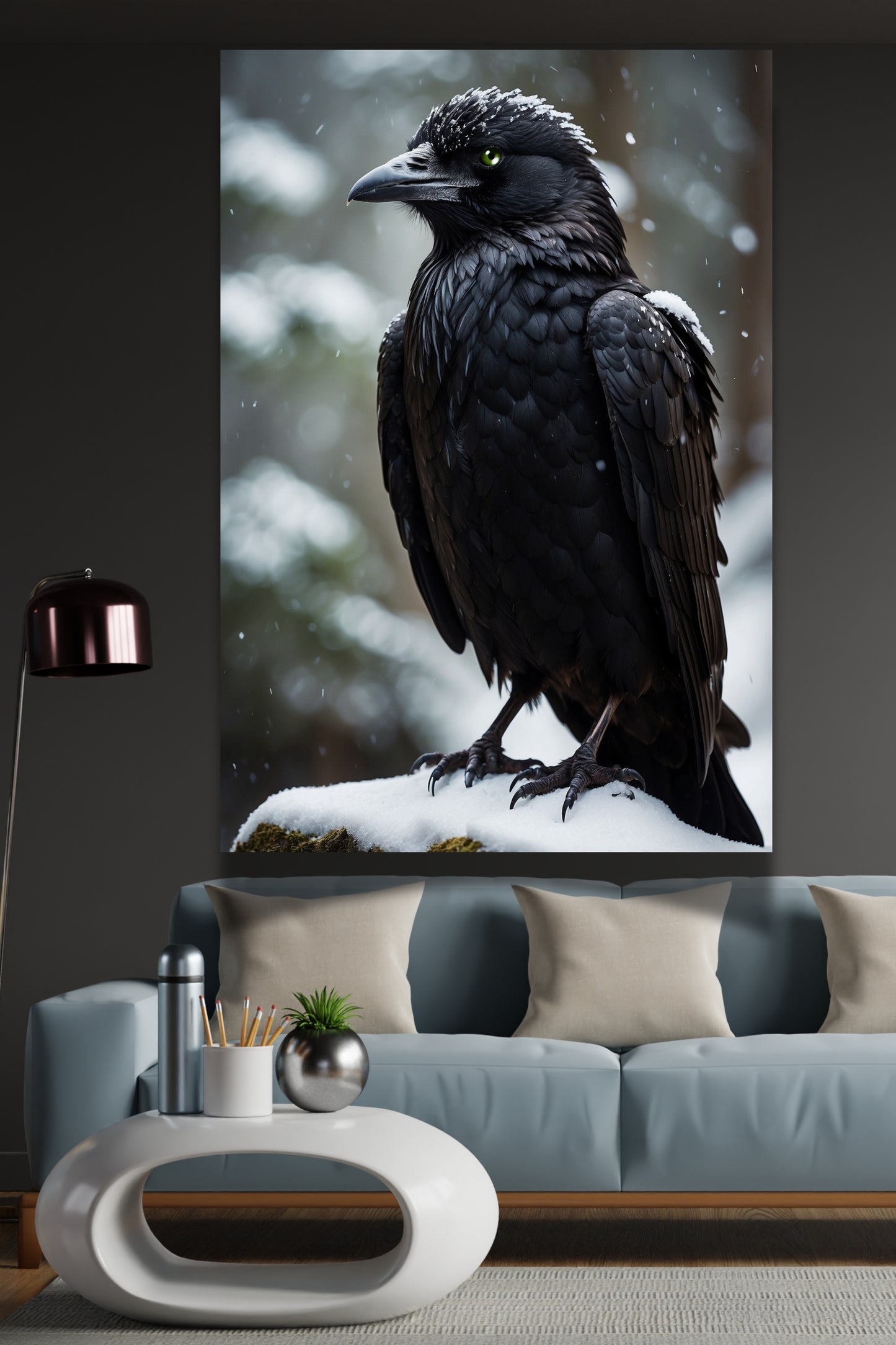 Poster Rabe mit grünem Auge im Winter als Wandkunst über einem grauen Sofa in einem dunklen Wohnzimmer mit Stehlampe und modernem Couchtisch