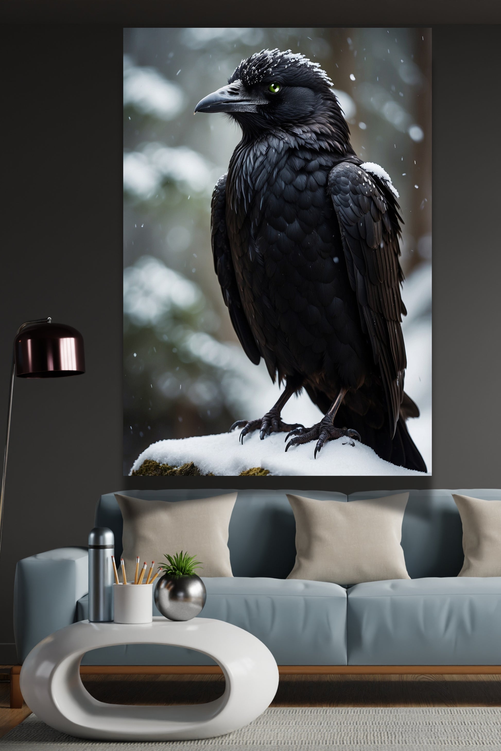 Poster Rabe mit grünem Auge im Winter als Wandkunst über einem grauen Sofa in einem dunklen Wohnzimmer mit Stehlampe und modernem Couchtisch
