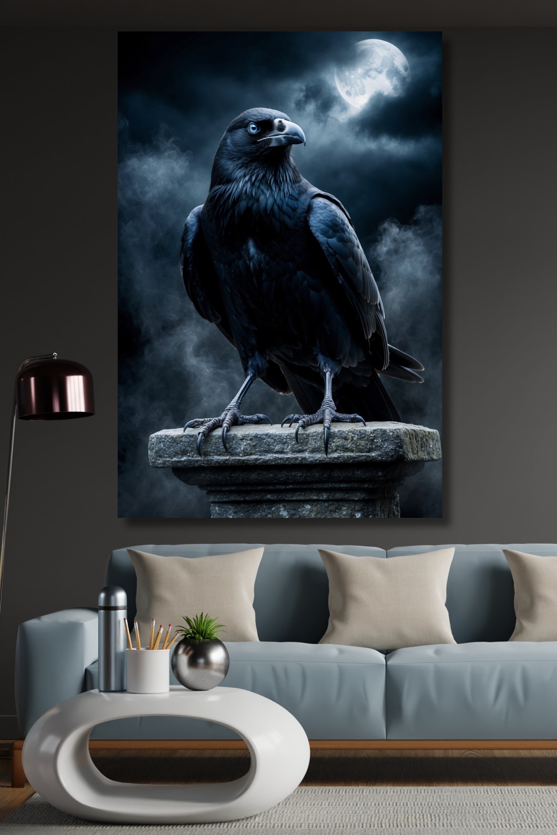 Poster Rabe mit blauen Augen als Wandkunst über einem grauen Sofa in einem dunklen Wohnzimmer mit Stehlampe und modernem Couchtisch.
