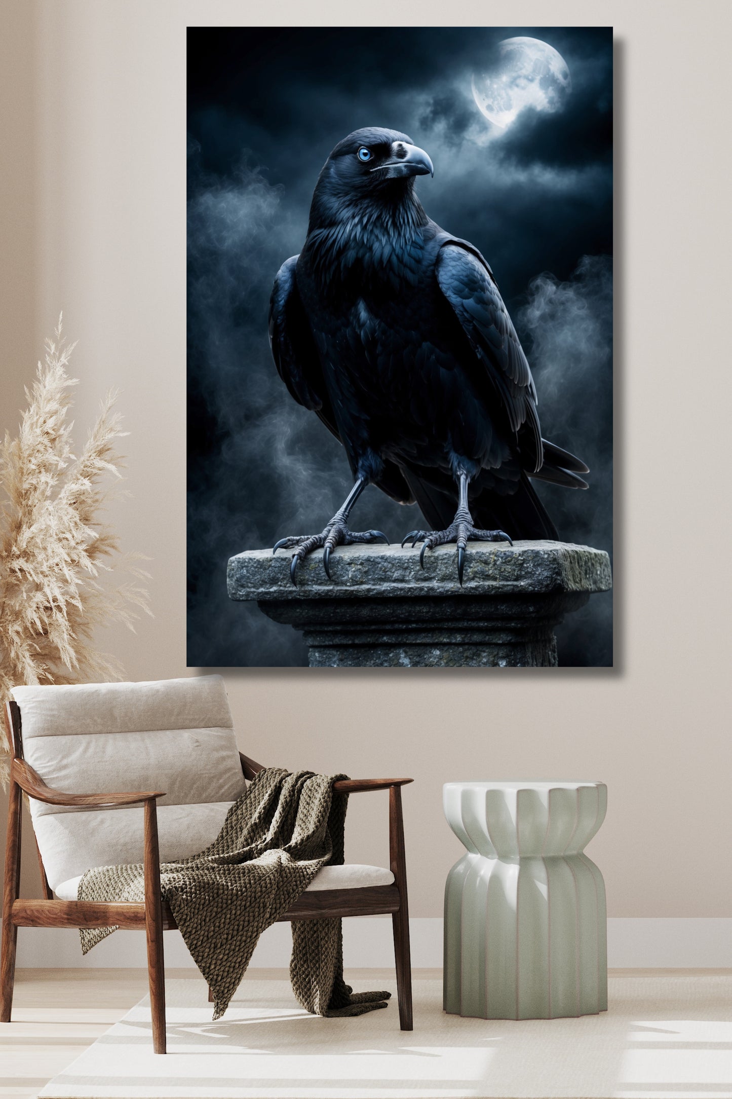 Poster Rabe mit blauen Augen als Wandkunst über einem Holzsessel mit hellem Kissen, grünem Beistelltisch und dekorativen Trockenpflanzen vor heller Wand.