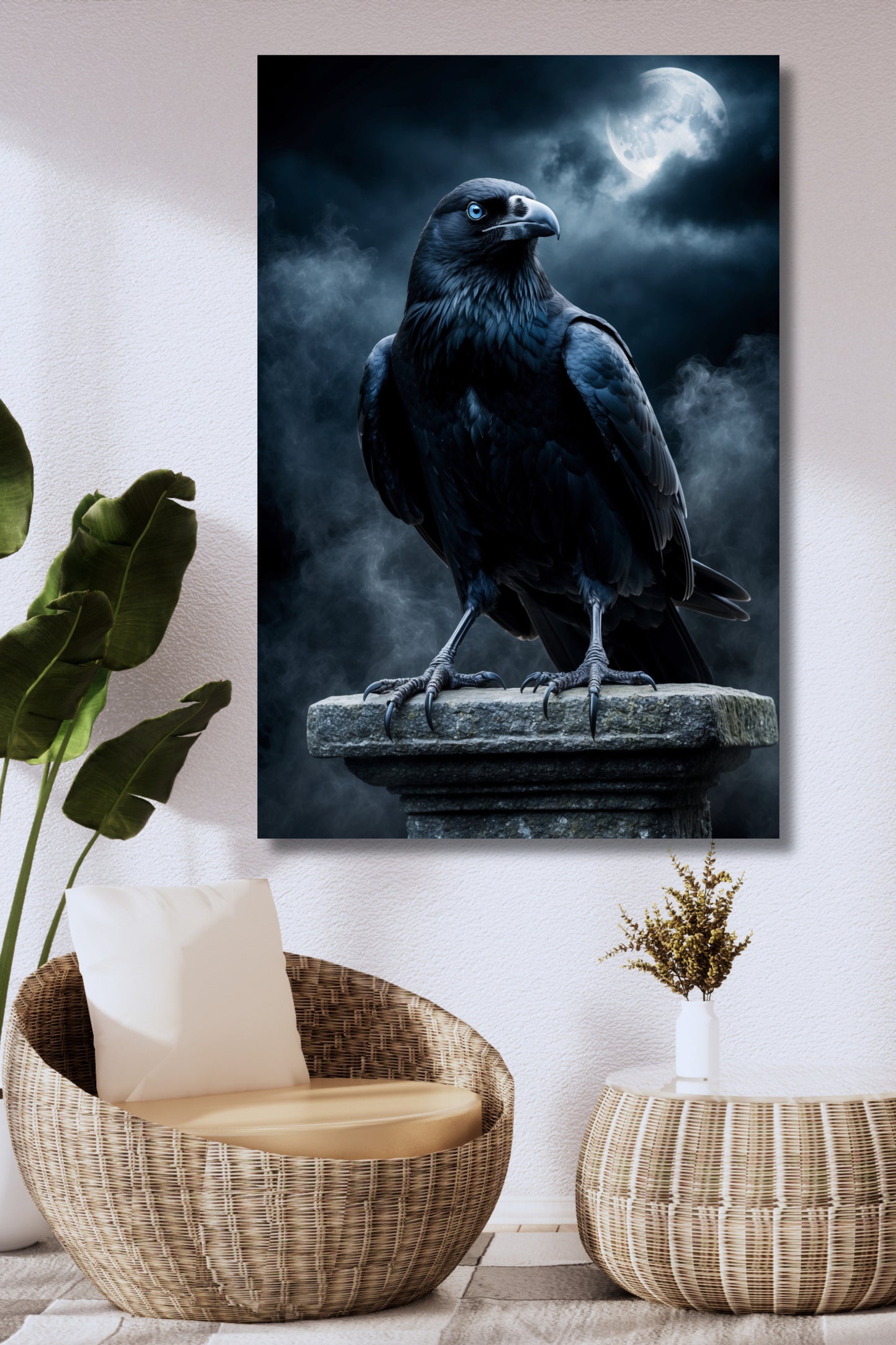 Poster Rabe mit blauen Augen als Wandkunst über einem Rattansessel mit geflochtenem Beistelltisch und großer Zimmerpflanze vor heller Wand.