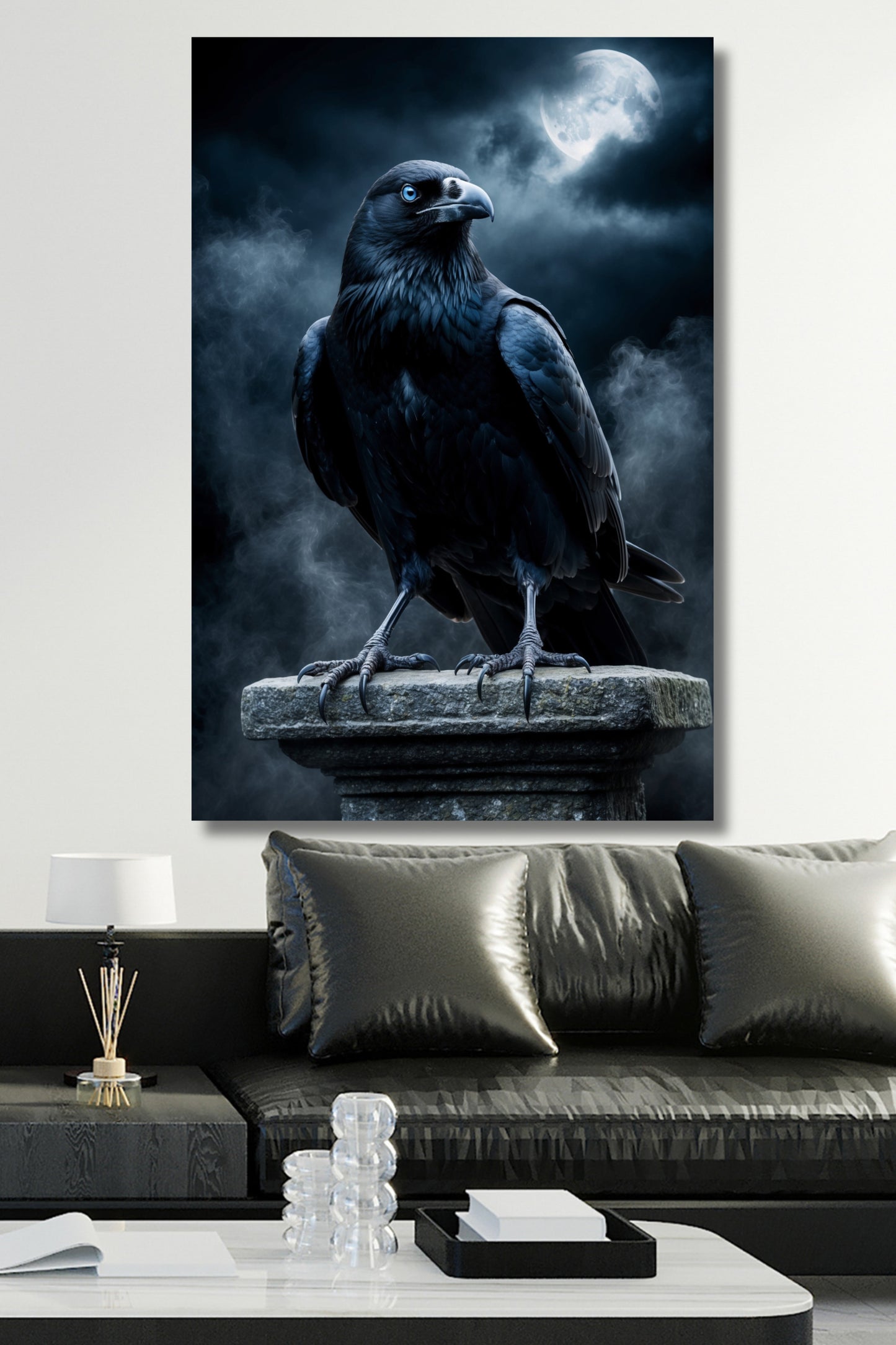 Poster Rabe mit blauen Augen als Wandkunst über einem schwarzen Sofa in einem modernen Wohnzimmer mit heller Wand und Couchtisch