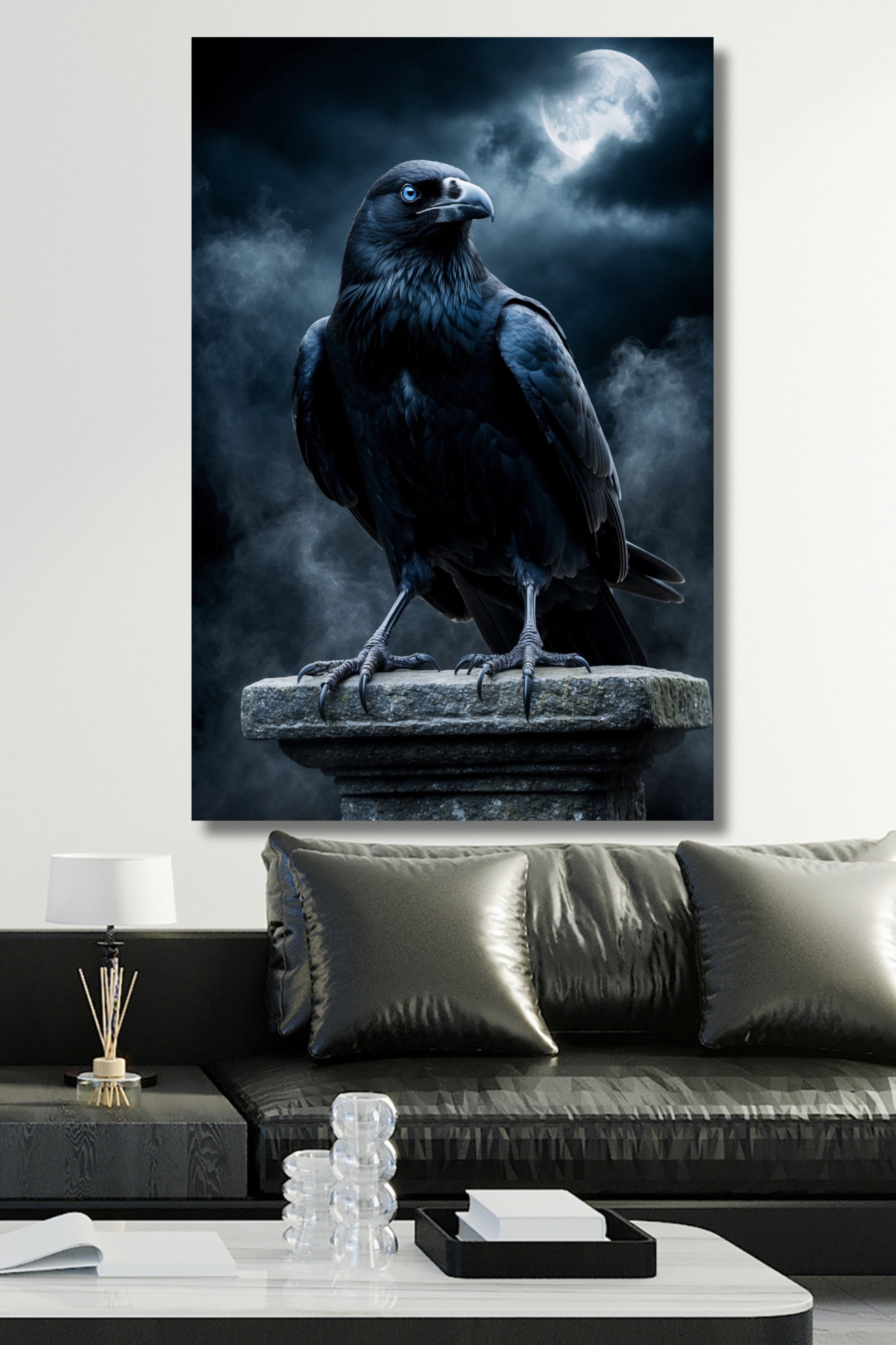 Poster Rabe mit blauen Augen als Wandkunst über einem schwarzen Sofa in einem modernen Wohnzimmer mit heller Wand und Couchtisch