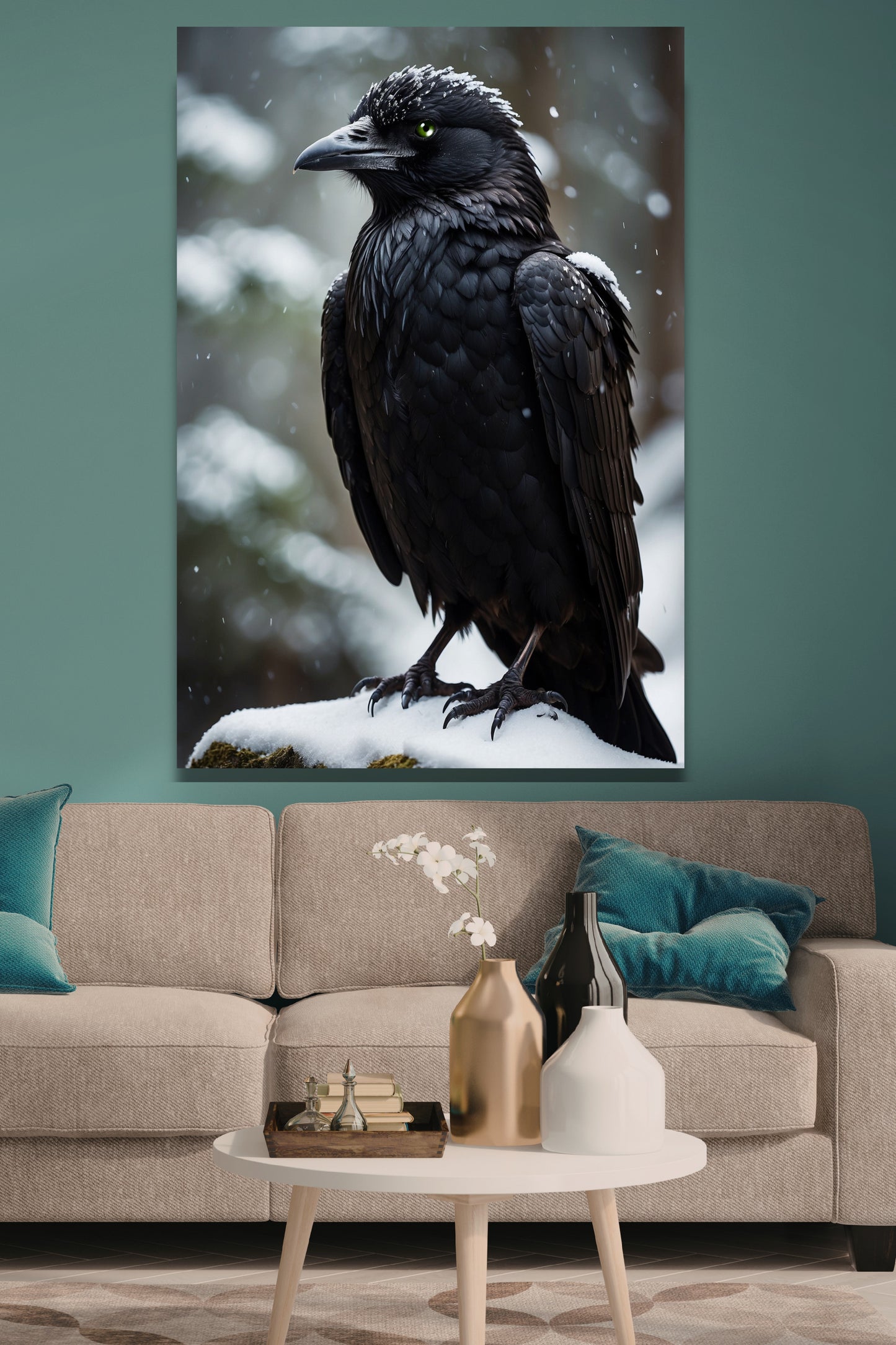 Poster Rabe mit grünem Auge im Winter als Wandkunst über einem beigen Sofa vor einer salbeigrünen Wand mit rundem Couchtisch und dekorativen Kissen.