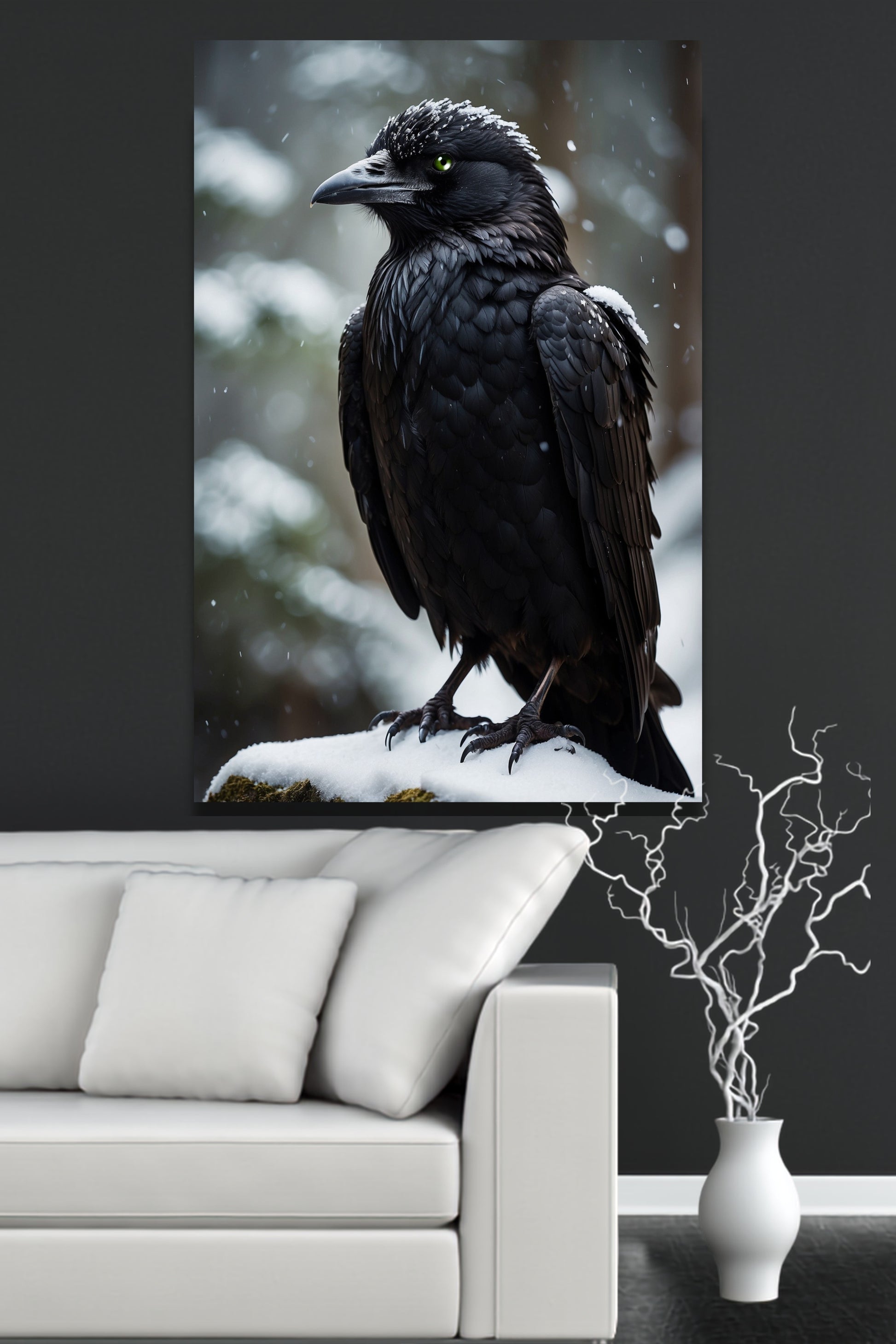 Poster Rabe mit grünem Auge im Winter als Wandkunst über einem weißen Sofa vor einer dunklen Wand mit weißer Bodenvase und dekorativen Zweigen.