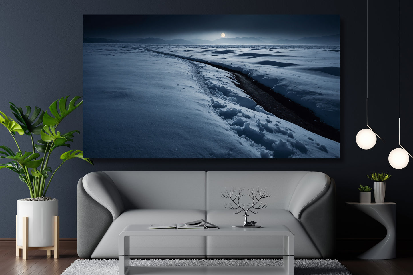 Poster einer Schneelandschaft im sanften Mondlicht über einem grauen Sofa in einem modernen Wohnzimmer mit dunkelblauer Wand, Pendelleuchten und großer Zimmerpflanze.
