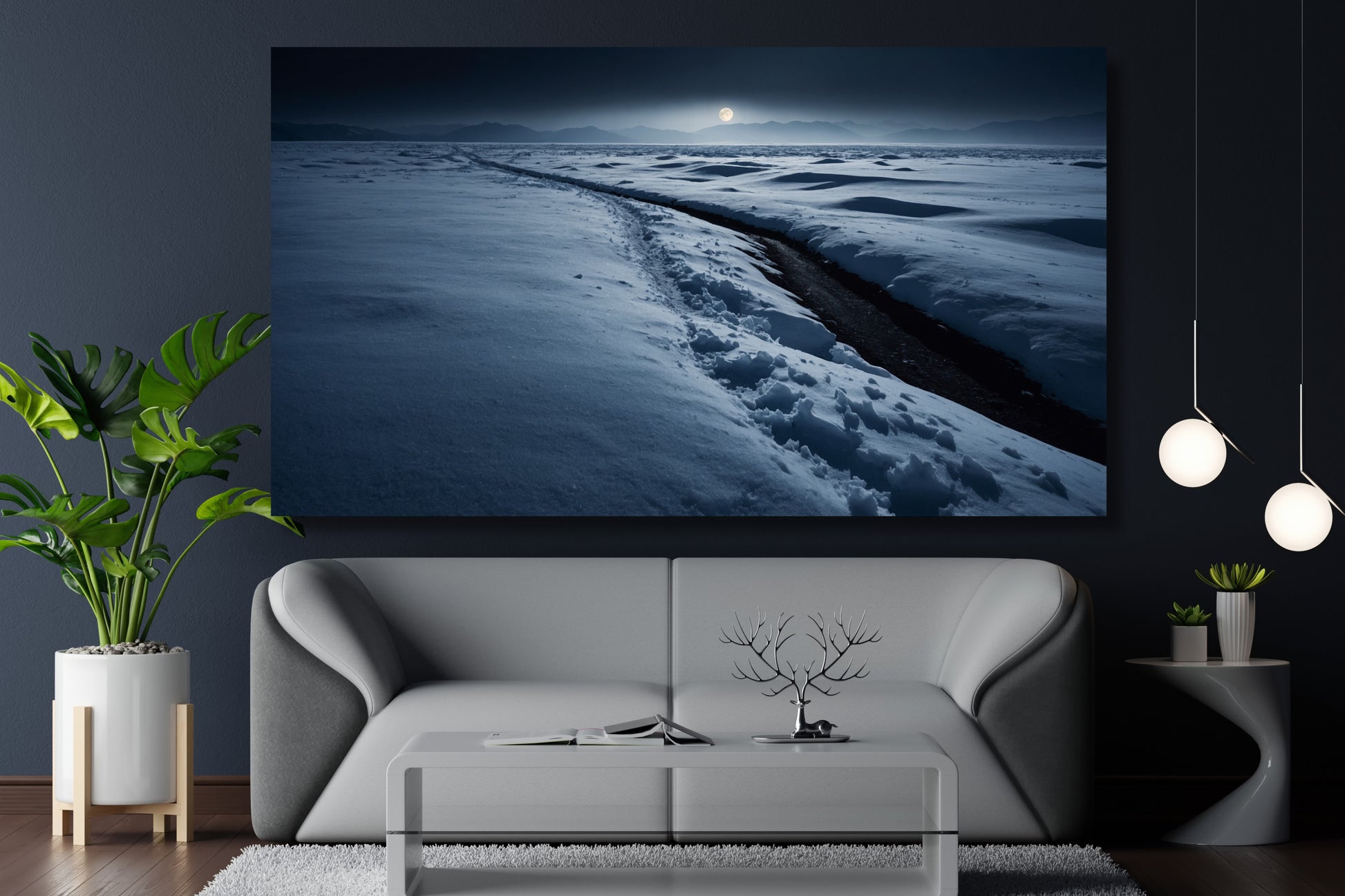 Poster einer Schneelandschaft im sanften Mondlicht über einem grauen Sofa in einem modernen Wohnzimmer mit dunkelblauer Wand, Pendelleuchten und großer Zimmerpflanze.