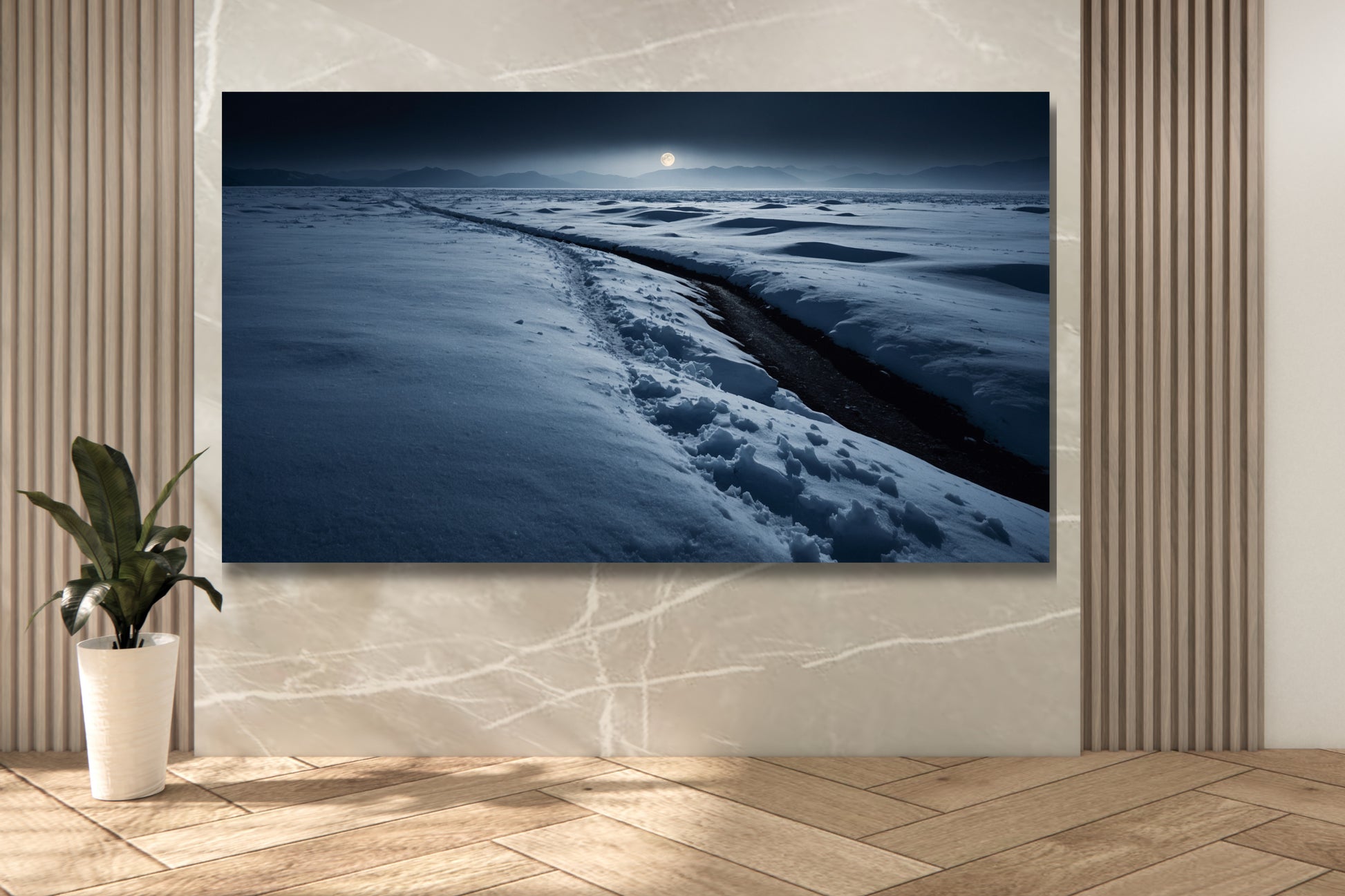 Poster einer Schneelandschaft im sanften Mondlicht an einer Marmorwand mit Holzlamellen, hellem Parkettboden und großer Zimmerpflanze.