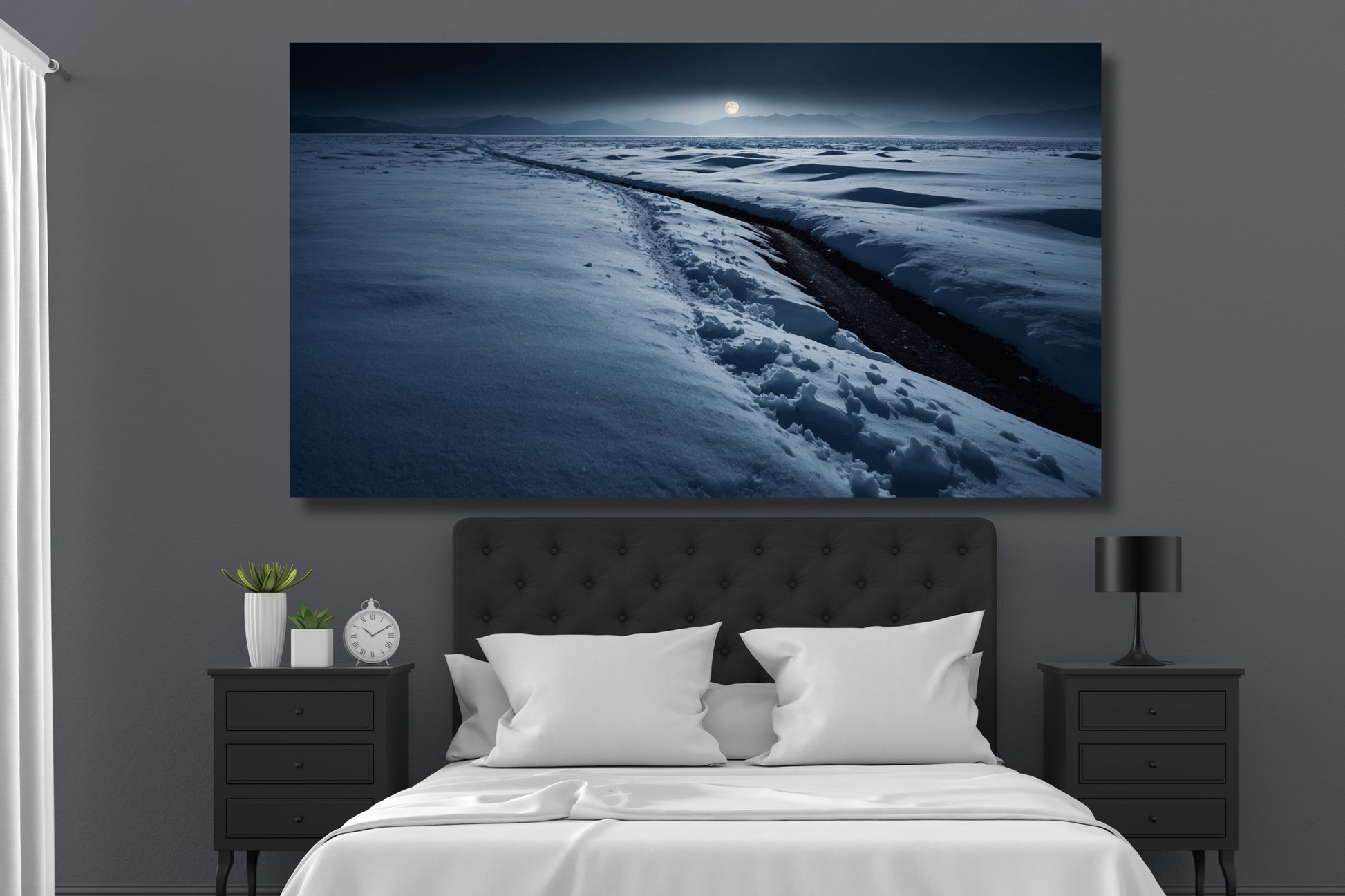 Poster einer Schneelandschaft im sanften Mondlicht über einem Bett in einem modernen Schlafzimmer mit dunkelgrauer Wand, schwarzen Nachttischen und Tischlampen.
