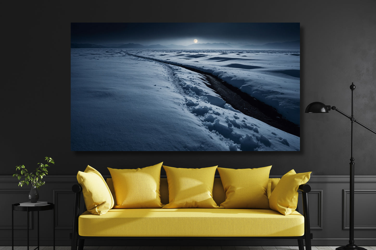Poster einer Schneelandschaft im sanften Mondlicht über einem senfgelben Sofa in einem modernen Wohnzimmer mit schwarzer Wand, Stehlampe und Beistelltisch.