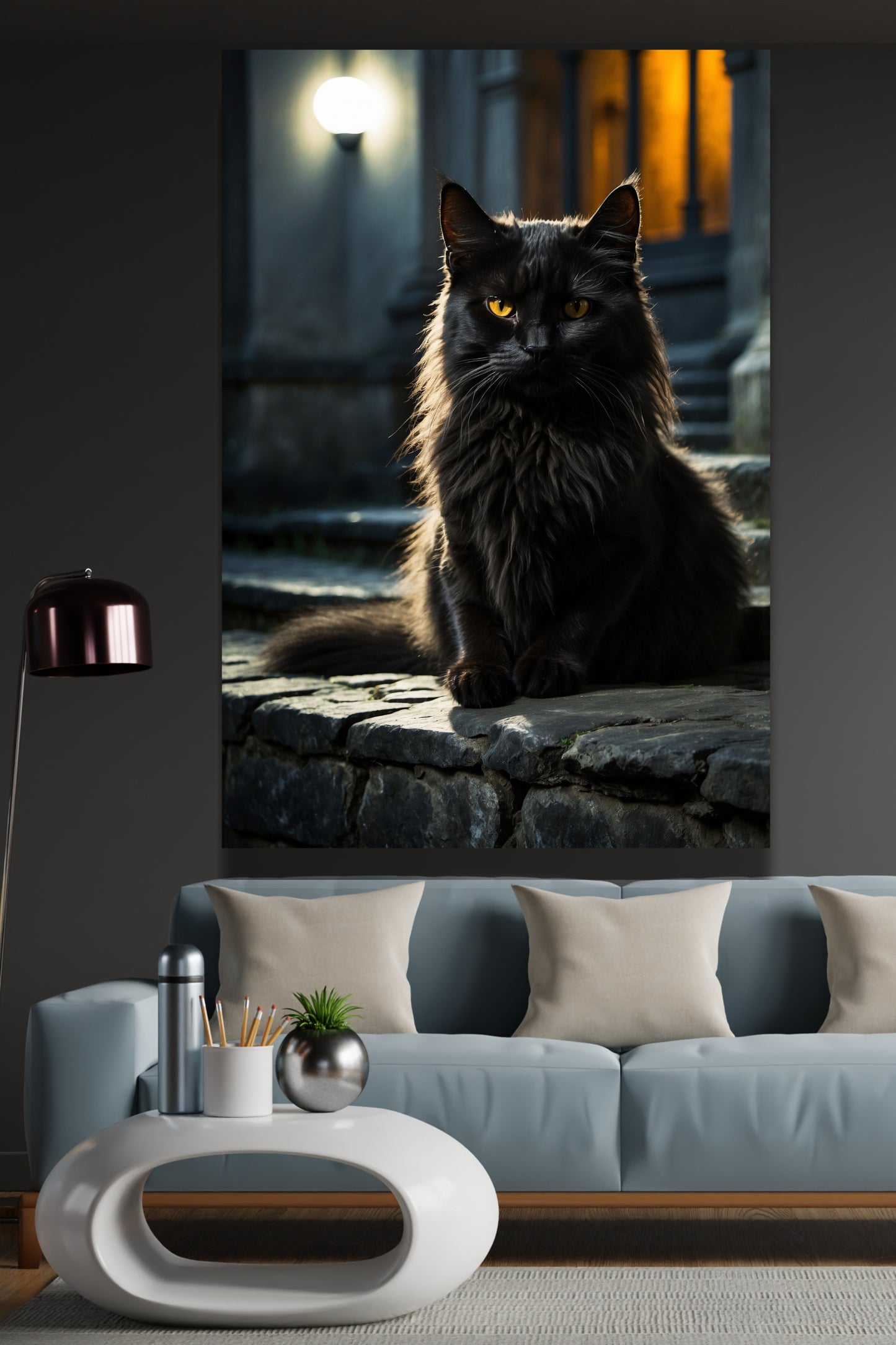Poster schwarze Katze mit intensivem Blick als Wandkunst über einem hellblauem Sofa in einem modernen Wohnzimmer mit dunkler Akzentwand, schwarzer Stehlampe und weißem Couchtisch.