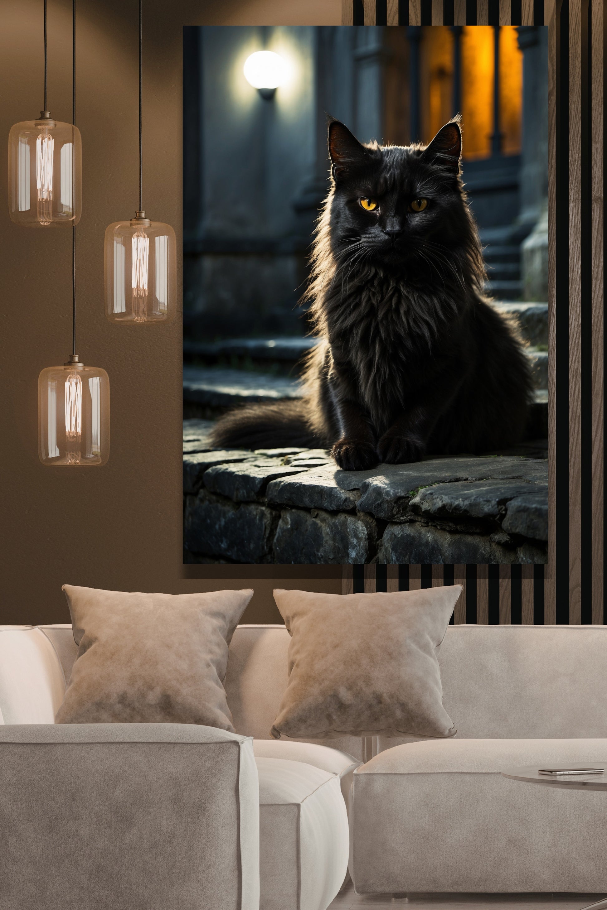 Poster schwarze Katze mit intensivem Blick als Wandkunst über einem hellen Sofa in einem stilvollen Wohnzimmer mit modernen Hängeleuchten, dunkler Akzentwand und warmem Licht.