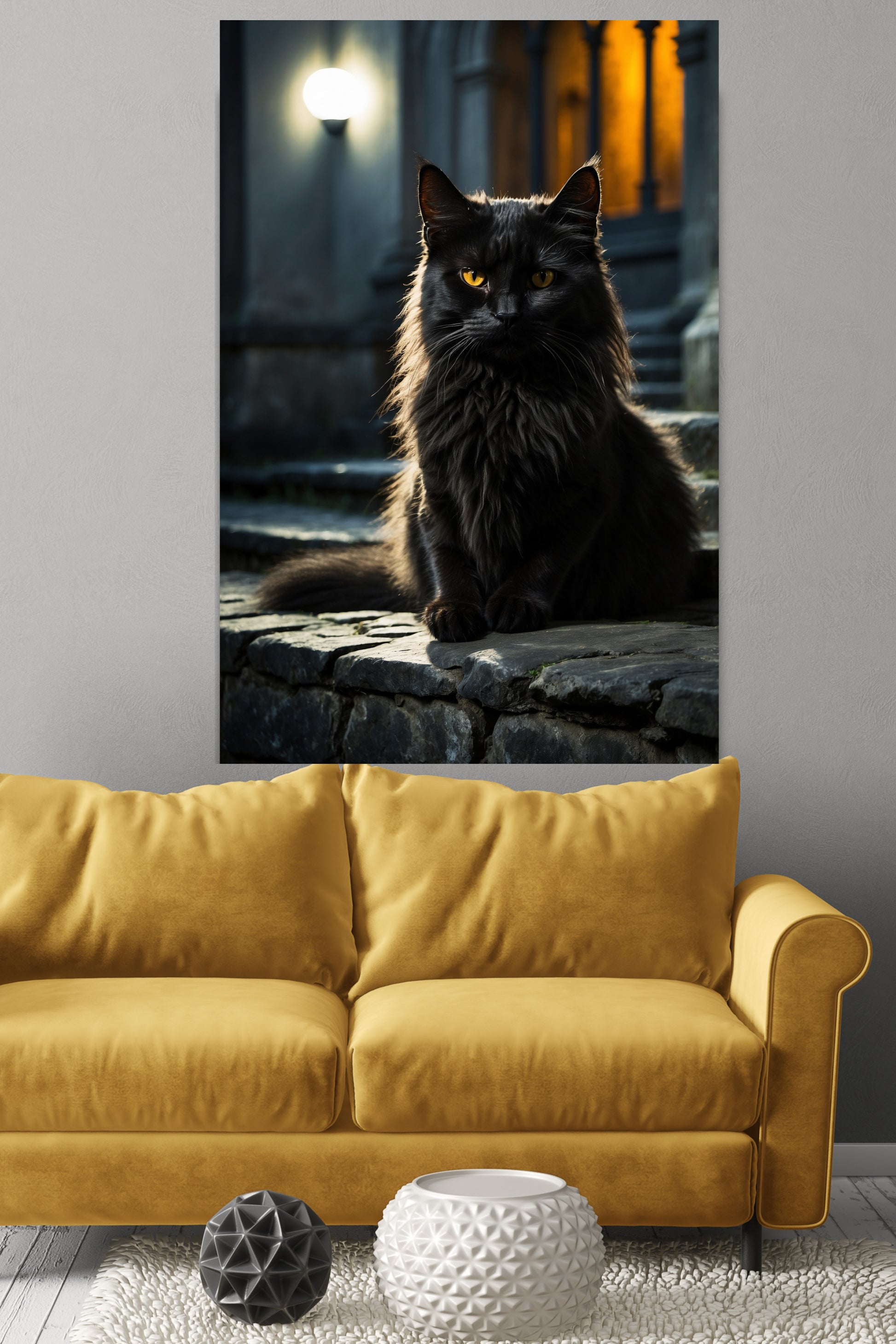 Poster schwarze Katze mit intensivem Blick als Wandkunst über einem senfgelben Sofa in einem modernen Wohnzimmer mit dekorativen Wohnaccessoires.