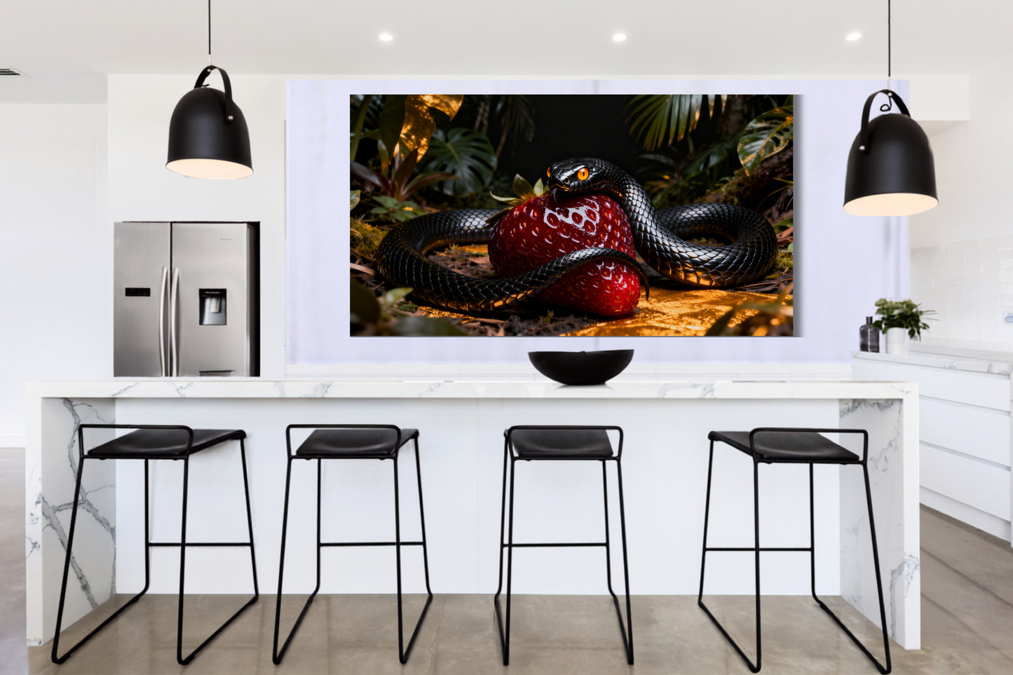 Poster schwarze Schlange mit Erdbeere als stilvoller Blickfang über einer Kücheninsel in einer hellen modernen Designerküche mit marmoriertem Tresen und vier Barhockern