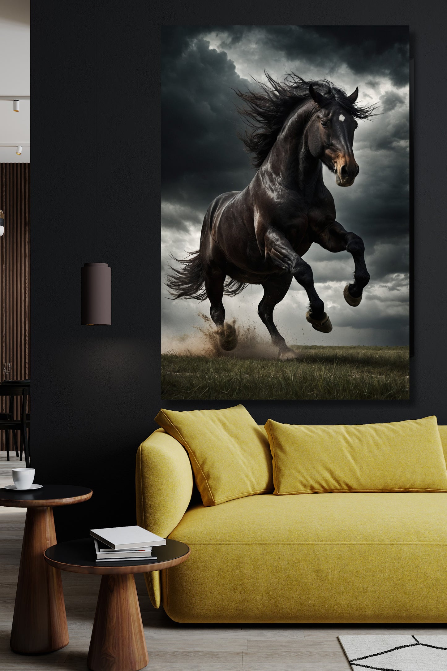 Poster eines schwarzen Hengstes im Sturm an einer dunklen Wand über einem gelben Sofa in einem modernen Wohnzimmer