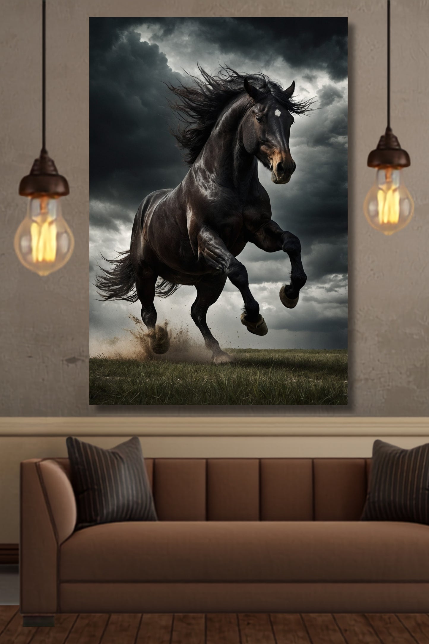 Poster eines schwarzen Hengstes im Sturm an heller Wand über einem braunen Sofa in einem rustikalen Wohnzimmer mit Holzfußoden