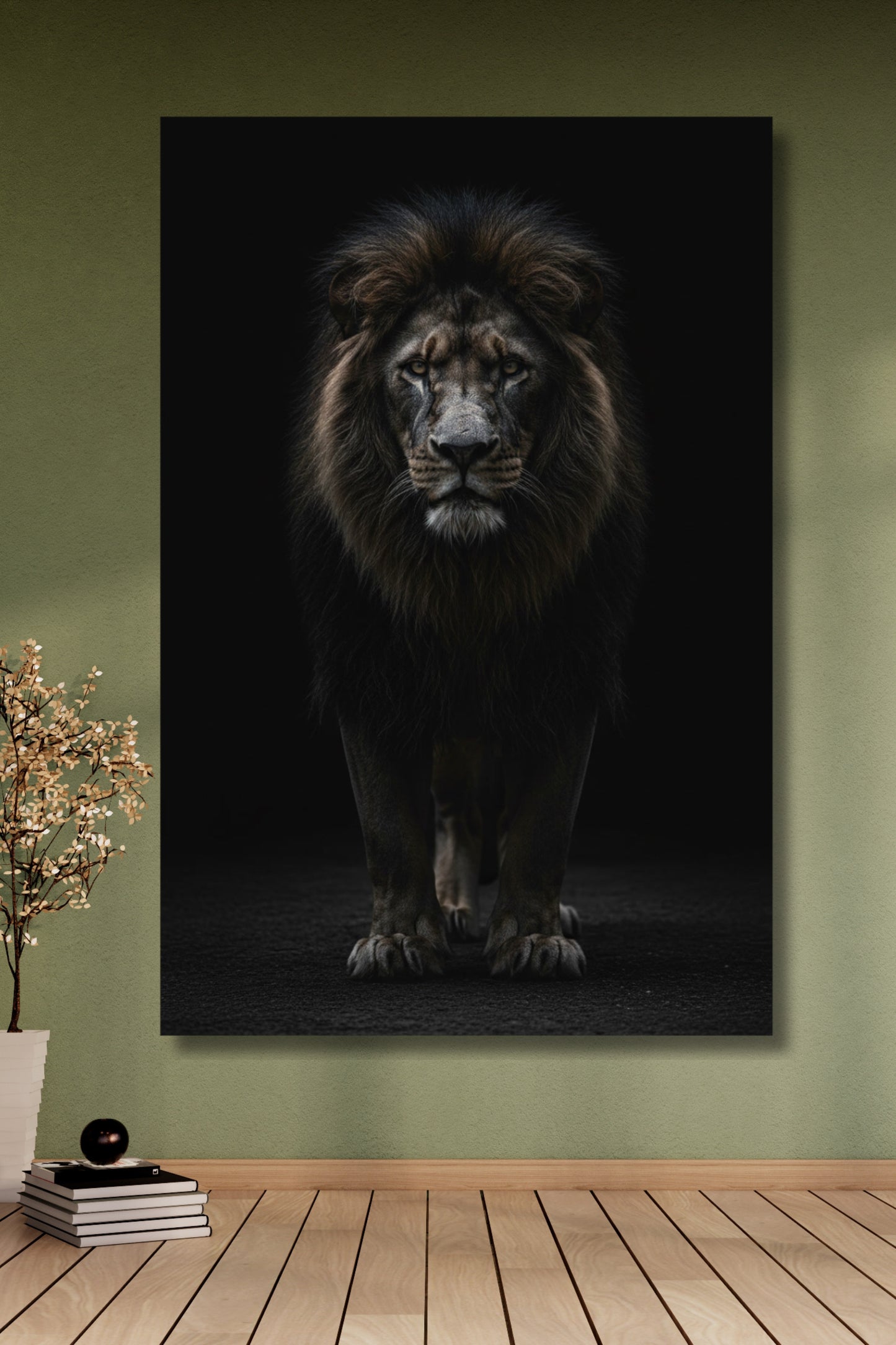 Poster eines schwarzen Löwen im Fokus der Dunkelheit an einer hellgrünen Wand über einem Holzfußboden