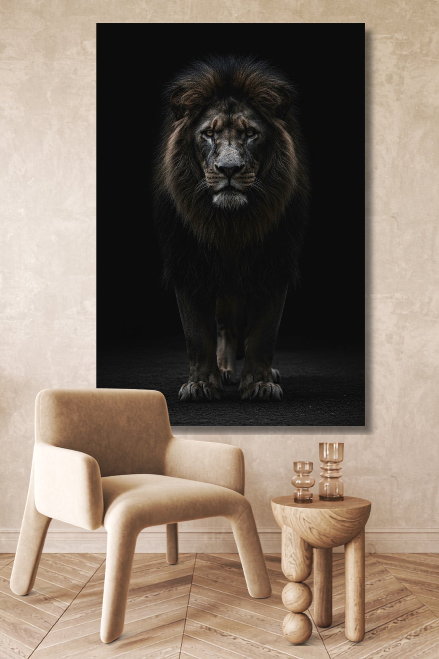 Poster eines schwarzen Löwen im Fokus der Dunkelheit an einer apricotfarbenen Wand über einem gemütlichen Stuhl und einem kleinen Tischchen aus Holz in einer lounge