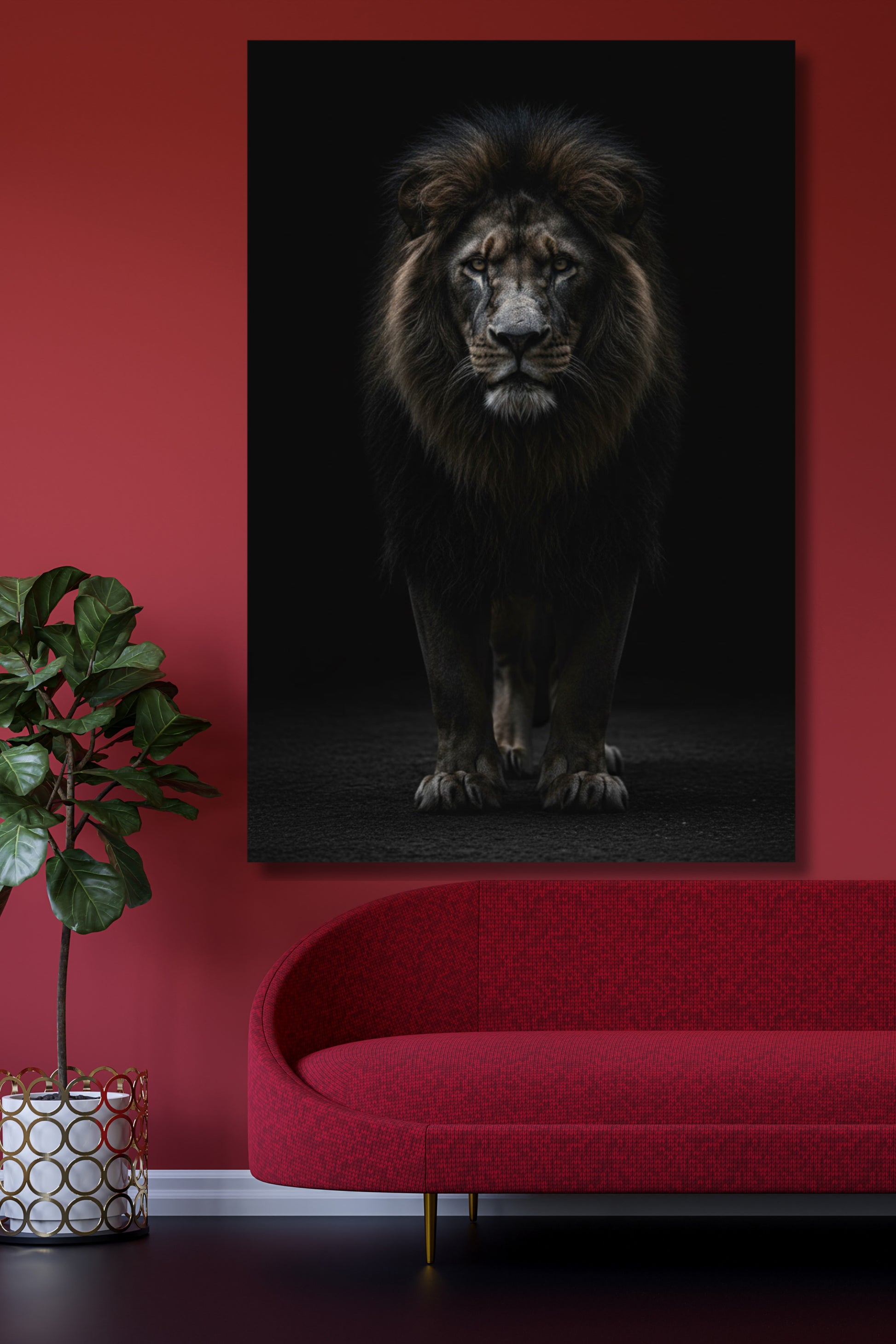 Poster eines schwarzen Löwen im Fokus der Dunkelheit an einer roten Wand über einem roten Sofa in einem stylischen Wohnzimmer