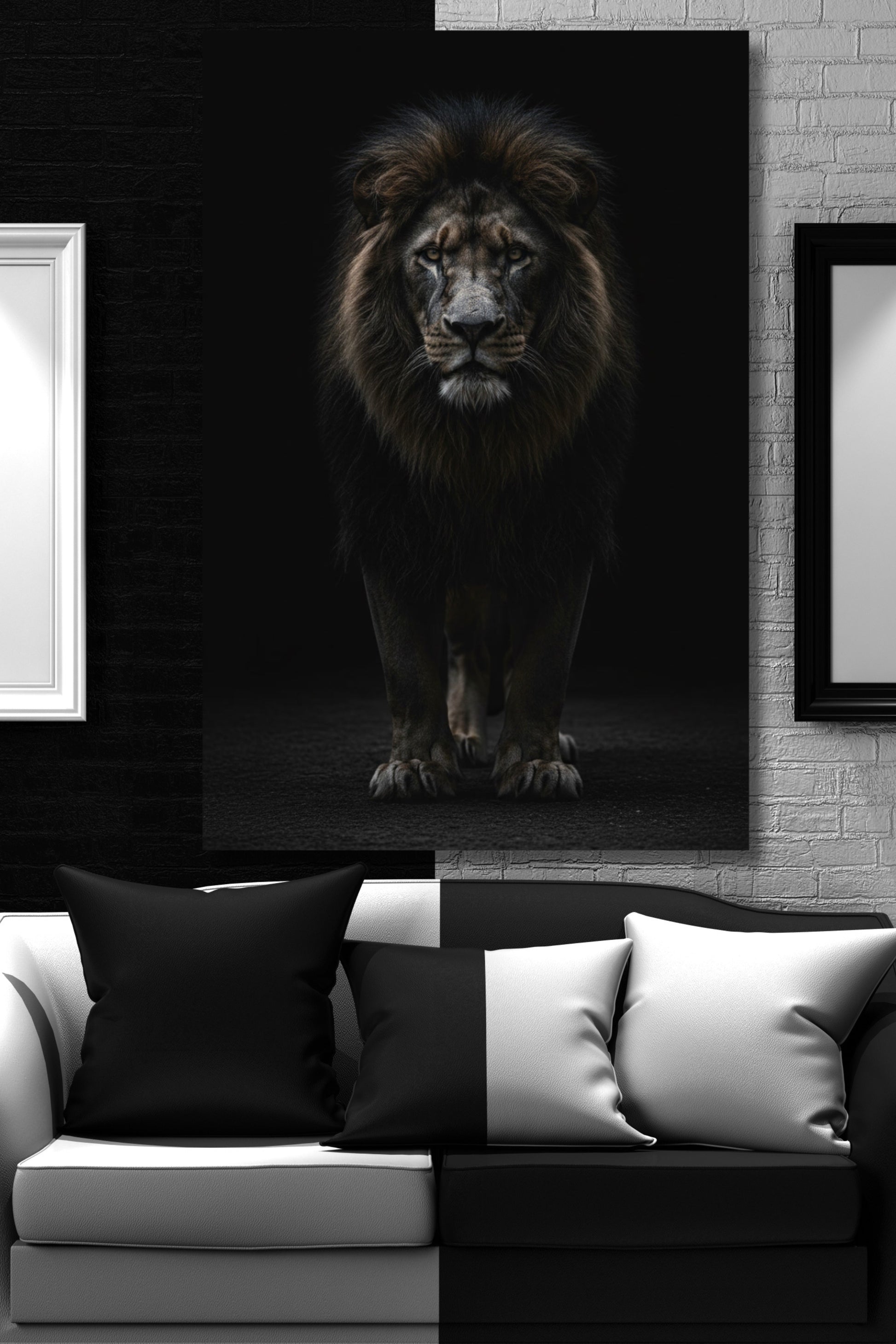 Poster eines schwarzen Löwen im Fokus der Dunkelheit an einer schwarz-weißen Wand über einem schwarz-weißen Sofa in einem modernen Wohnzimmer
