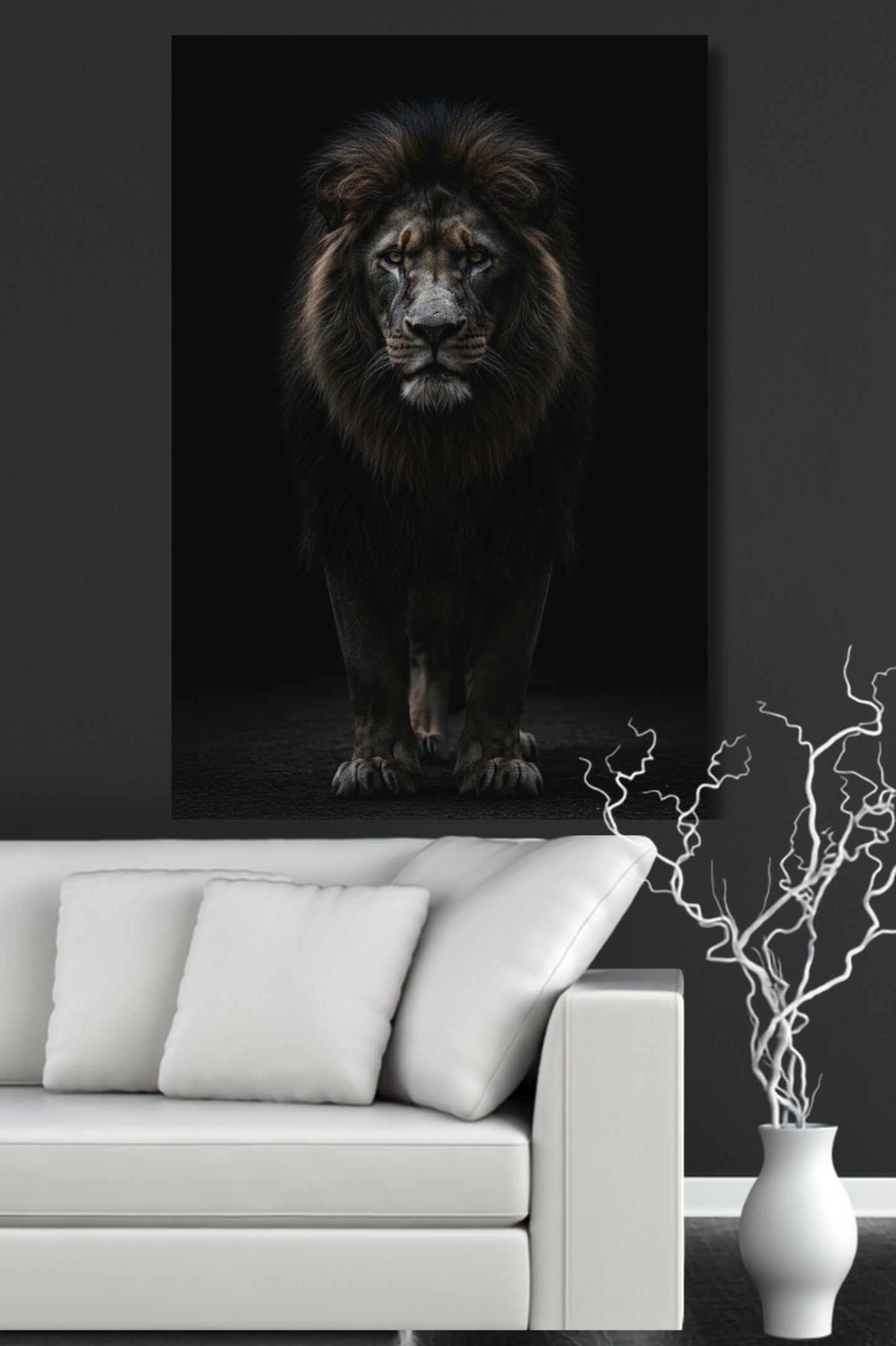 Poster eines schwarzen Löwen im Fokus der Dunkelheit an einer dunklen Wand über einem weißen Sofa in einem modernen Wohnzimmer