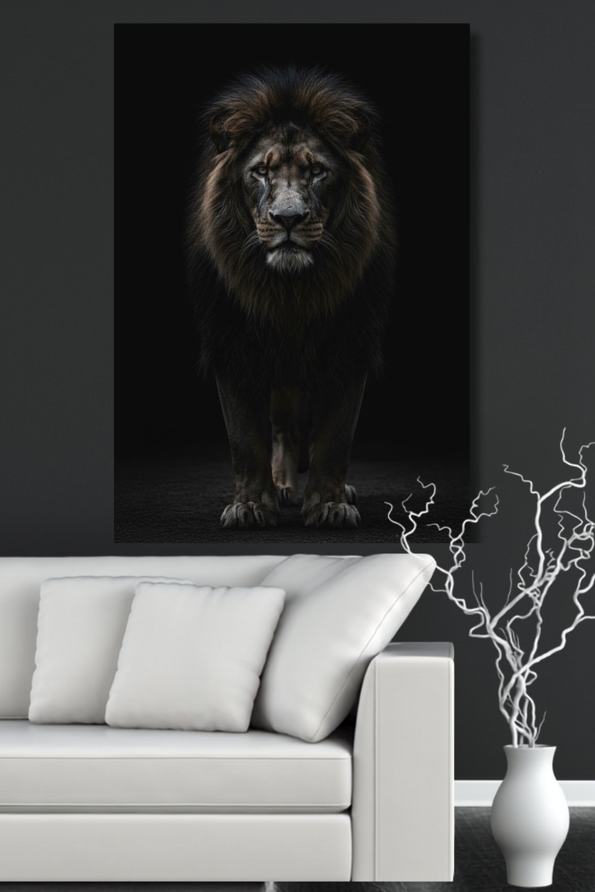 Poster eines schwarzen Löwen im Fokus der Dunkelheit an einer dunklen Wand über einem weißen Sofa in einem modernen Wohnzimmer