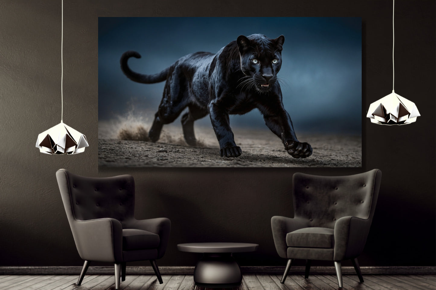 Poster eines schwarzen Panthers in kraftvoller Bewegung an dunkler Wand mit zwei silberfarbenen Pendelleuchten über zwei schwarzen Sesseln in modernem Loungebereich