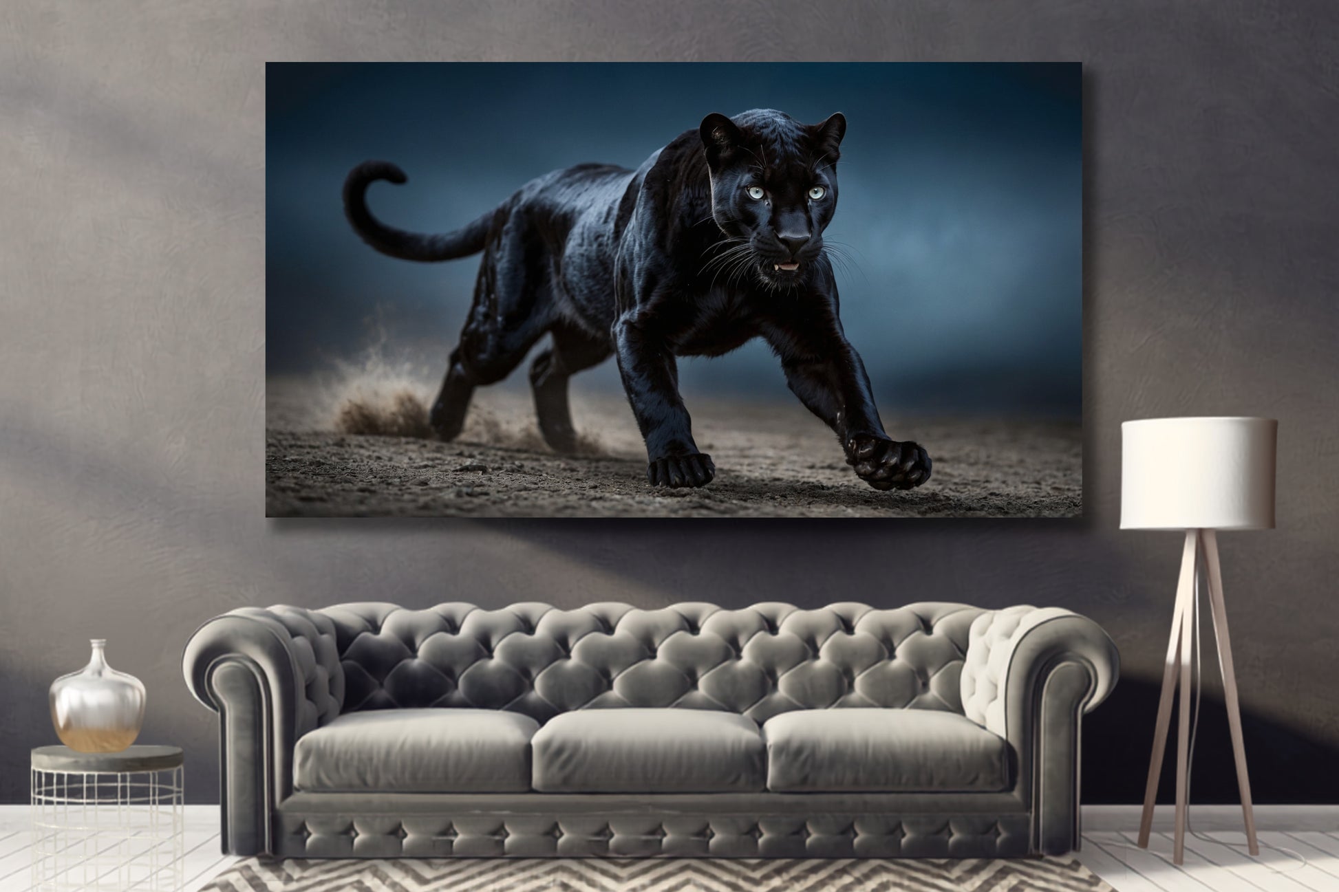 Poster eines schwarzen Panthers in kraftvoller Bewegung an einer grauen Wand über einem silbergrauen Sofa in stilvollem Wohnzimmer