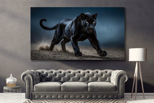 Poster eines schwarzen Panthers in kraftvoller Bewegung an einer grauen Wand über einem silbergrauen Sofa in stilvollem Wohnzimmer