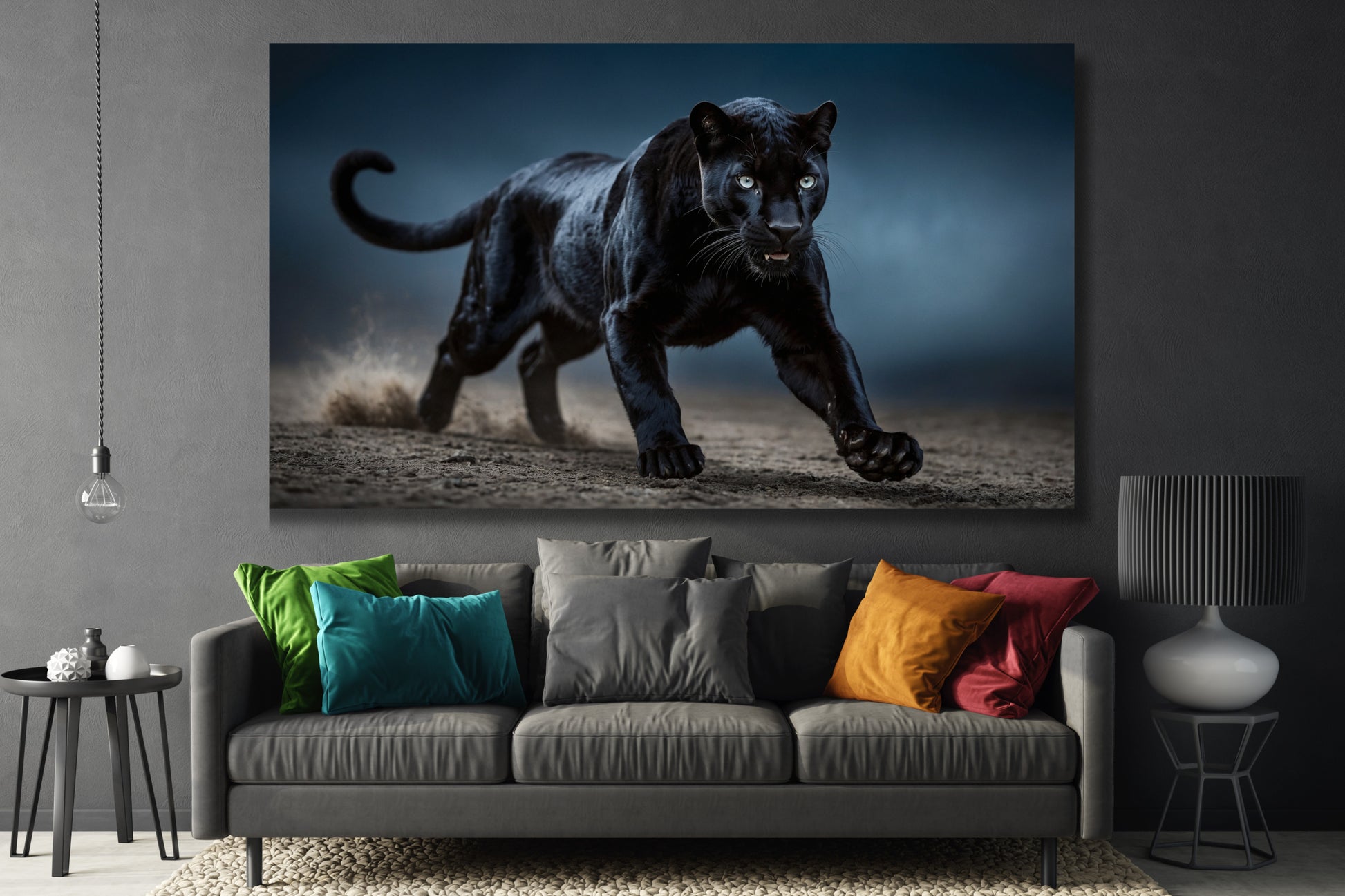Poster eines schwarzen Panthers an dunkler Wand mit einer Pendelleuchte über dunkelgrauem Sofa mit bunten Kissen