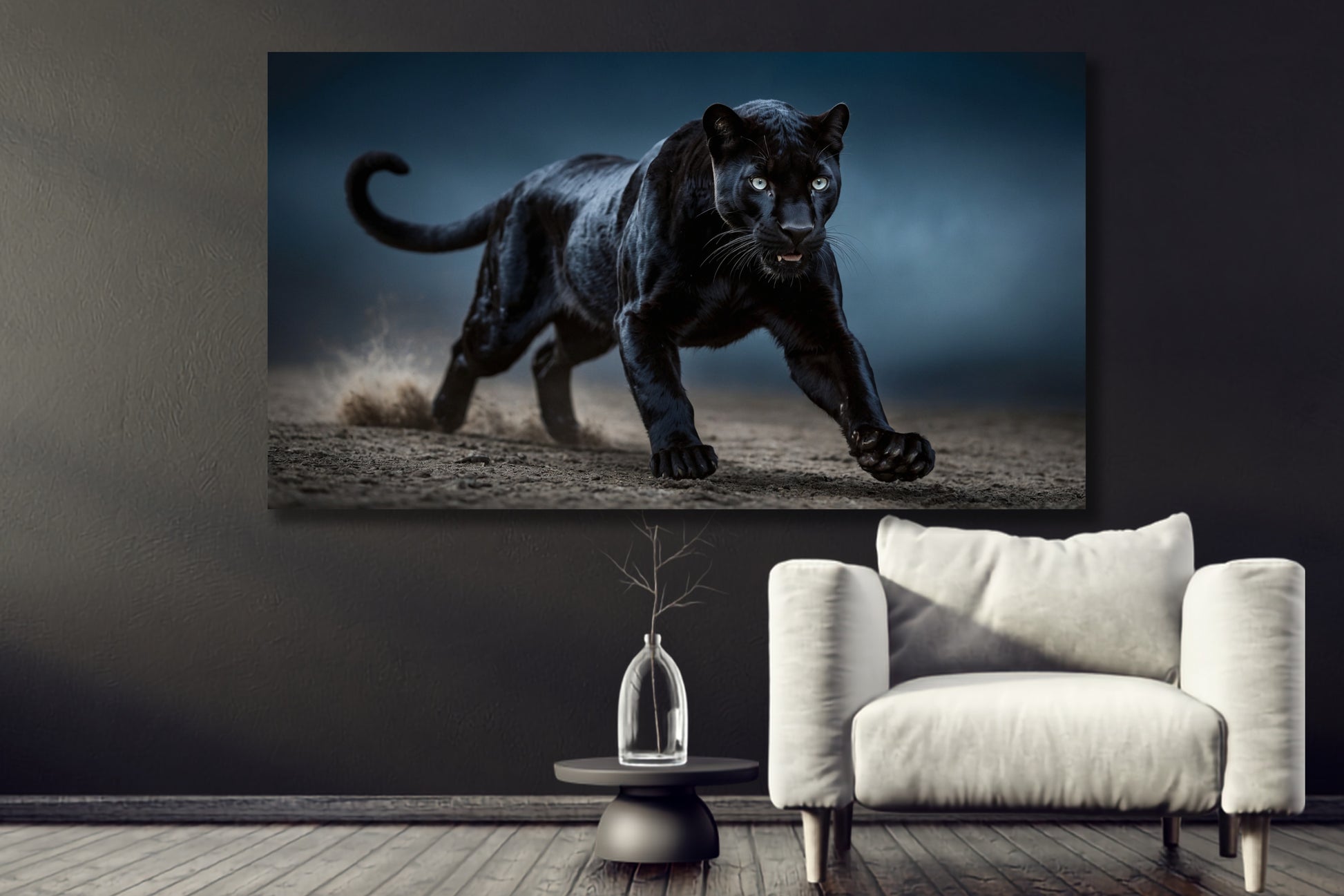 Poster eines schwarzen Panthers in kraftvoller Bewegung an dunkler Wand über weißem Sessel und schwarzem Beistelltisch