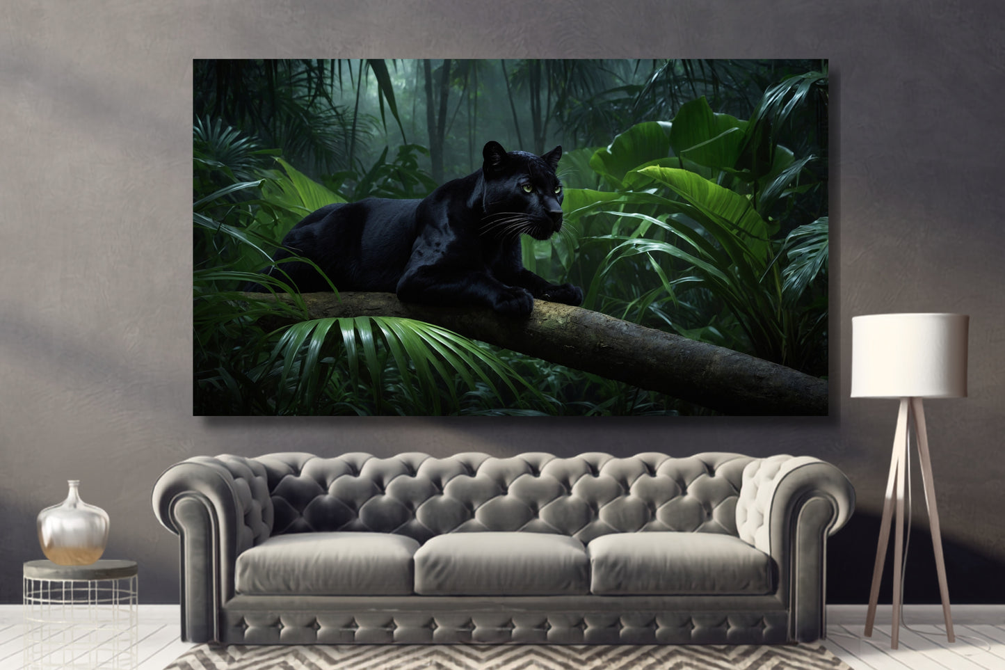 Poster eines schwarzen Panthers mit hellgrünem Blick im Regenwald an einer hellgrauen Wand über einem silberfarbenen Chesterfieldsofa und einer weißen Stehlampe