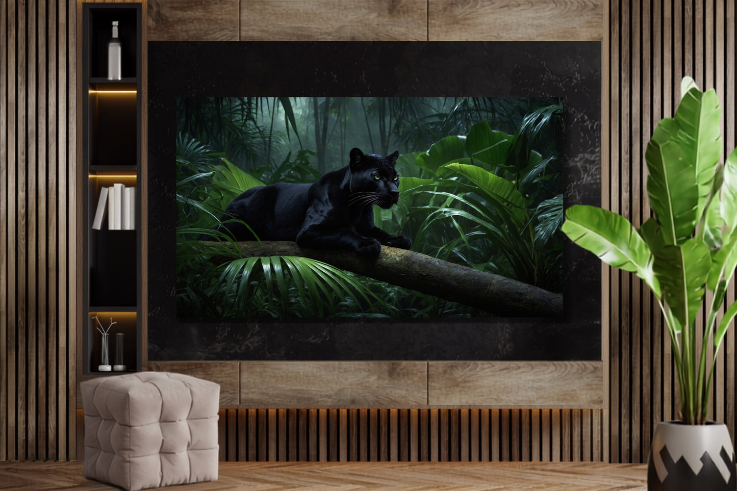 Poster eines schwarzen Panthers mit hellgrünem Blick im Regenwald an einer Wand aus Holzpaneelen neben einem Regal mit Deko