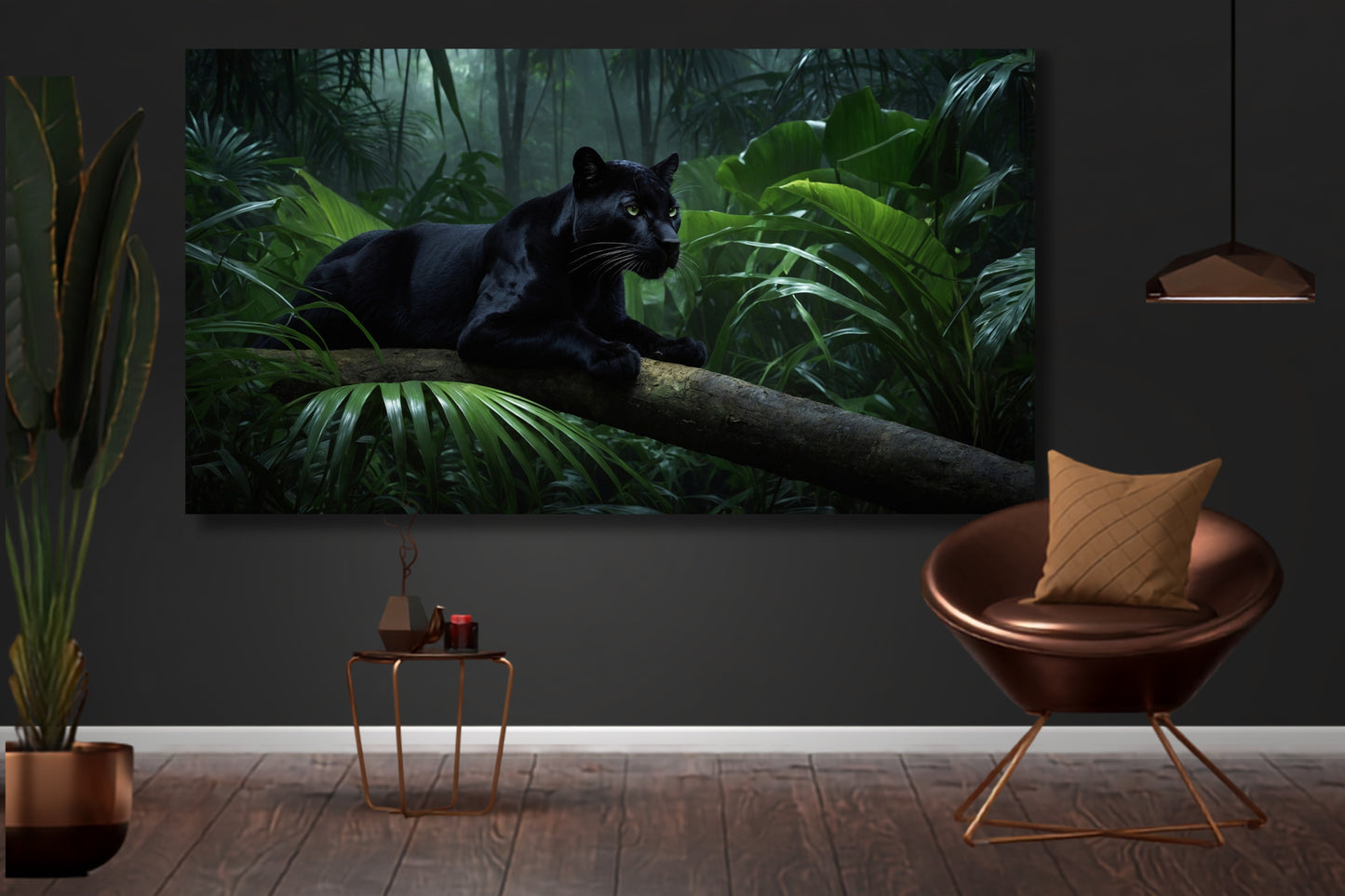 Poster eines schwarzen Panthers mit hellgrünem Blick im Regenwald an dunkler Wand über einem messingfarbenen Stuhl, Tisch und einer Grünpflanze mit Messingübertopf